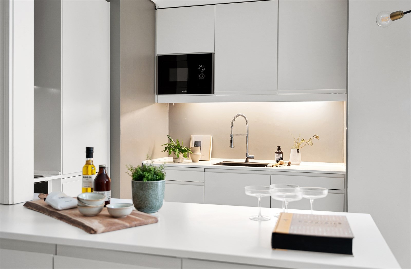 Her er kjøkkenet utstyrt med platetopp, kum med ettgreps blandebatteri, ventilator, kjøl/fryseskap, ovn og oppvaskmaskin. Galleribilde