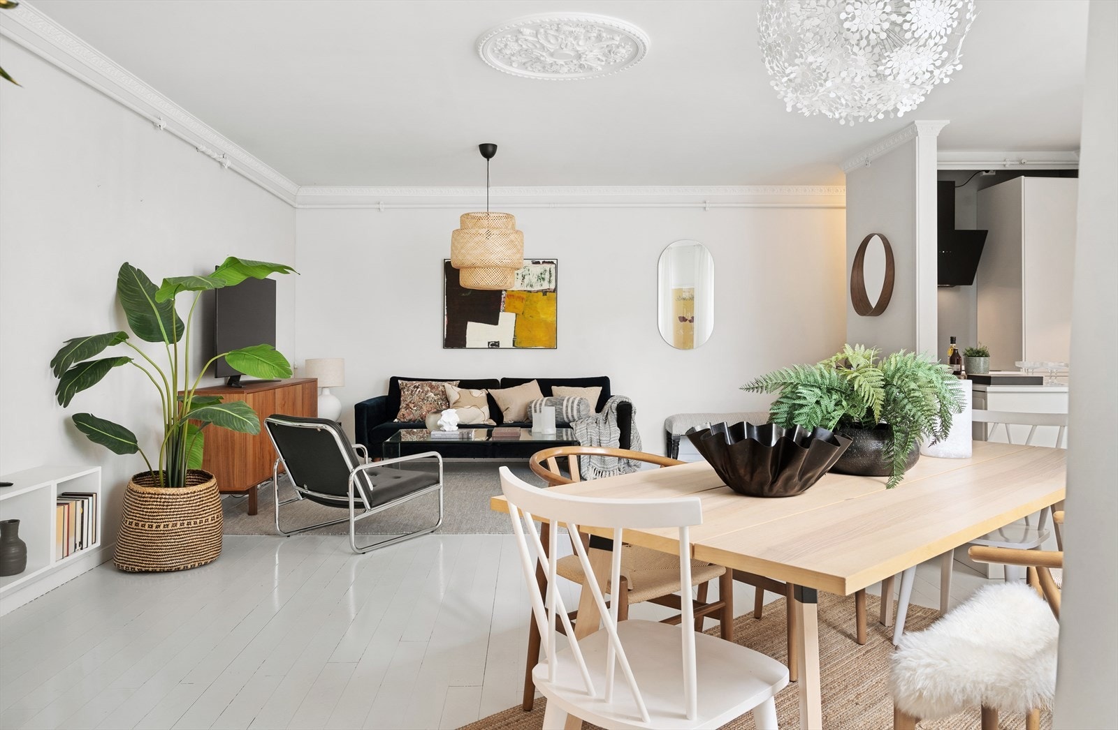 Leiligheten ligger i en bygning fra 1899 og har dermed preg av pene, klassiske detaljer. Galleribilde