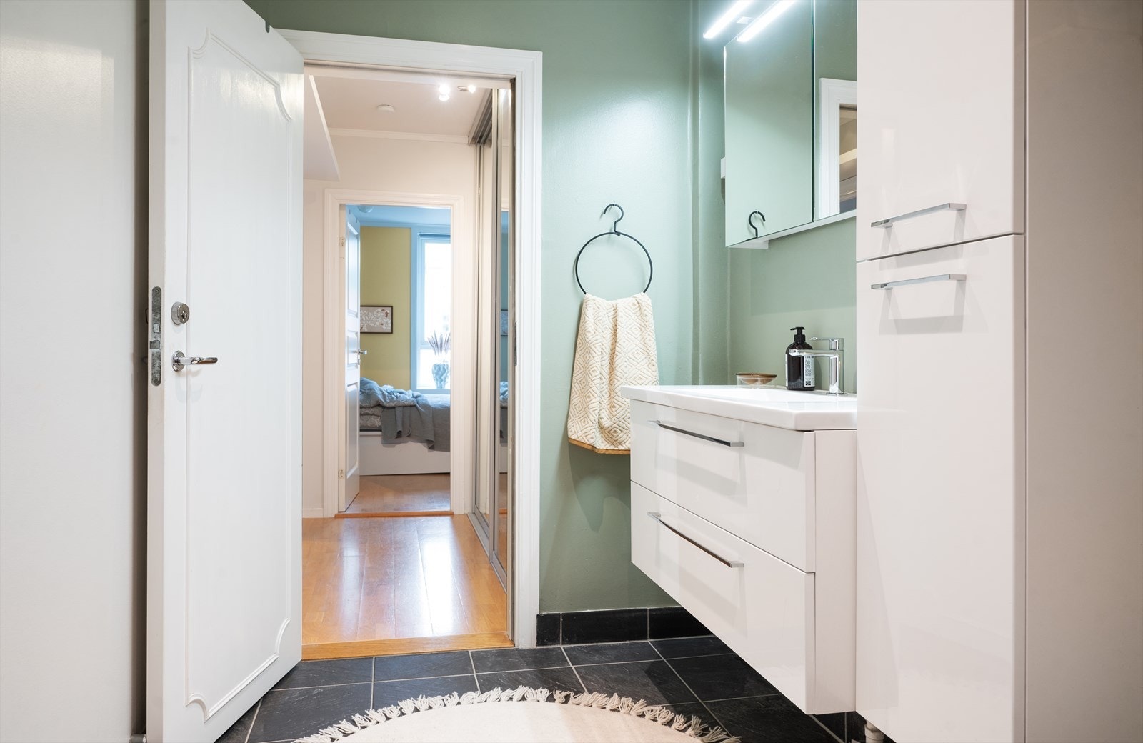 Innredningen er fra 2019 og består av frittstående klosett, servantinnredning, servant med ettgreps blandebatteri, speilskap, vaskemaskin og dusjkabinett. Galleribilde