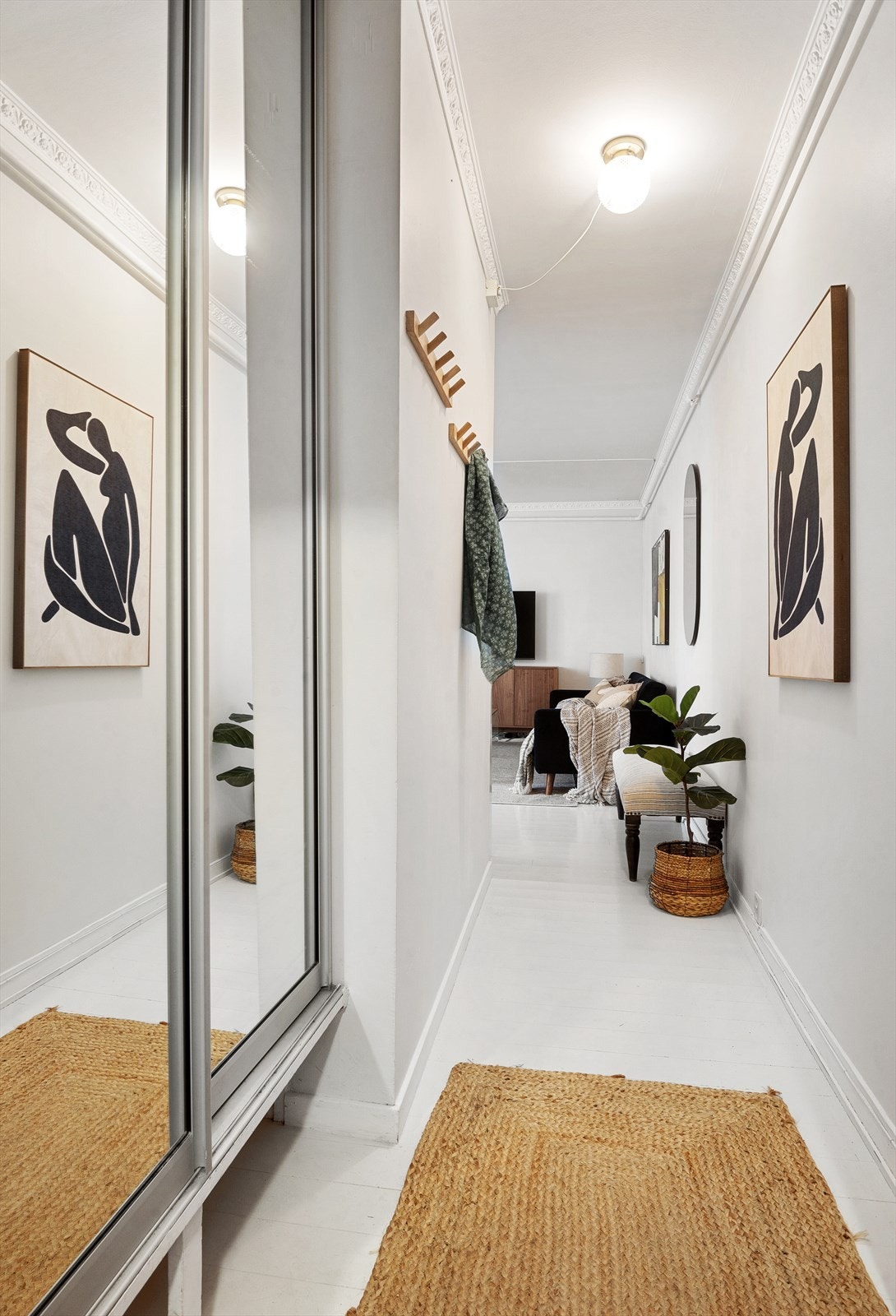 Her er det montert et romslig garderobeskap hvor man har gode muligheter for å henge opp jakker og sette fra seg sko. Galleribilde