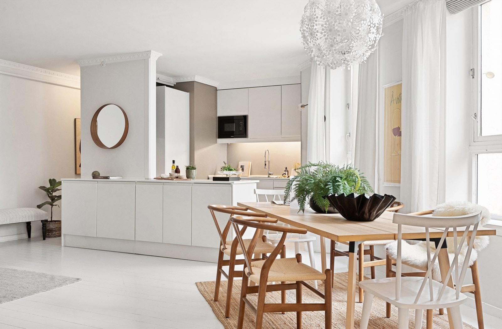 Leiligheten byr på en åpen stue-/kjøkkenløsning som bidrar til å skape en sosial atmosfære. Galleribilde