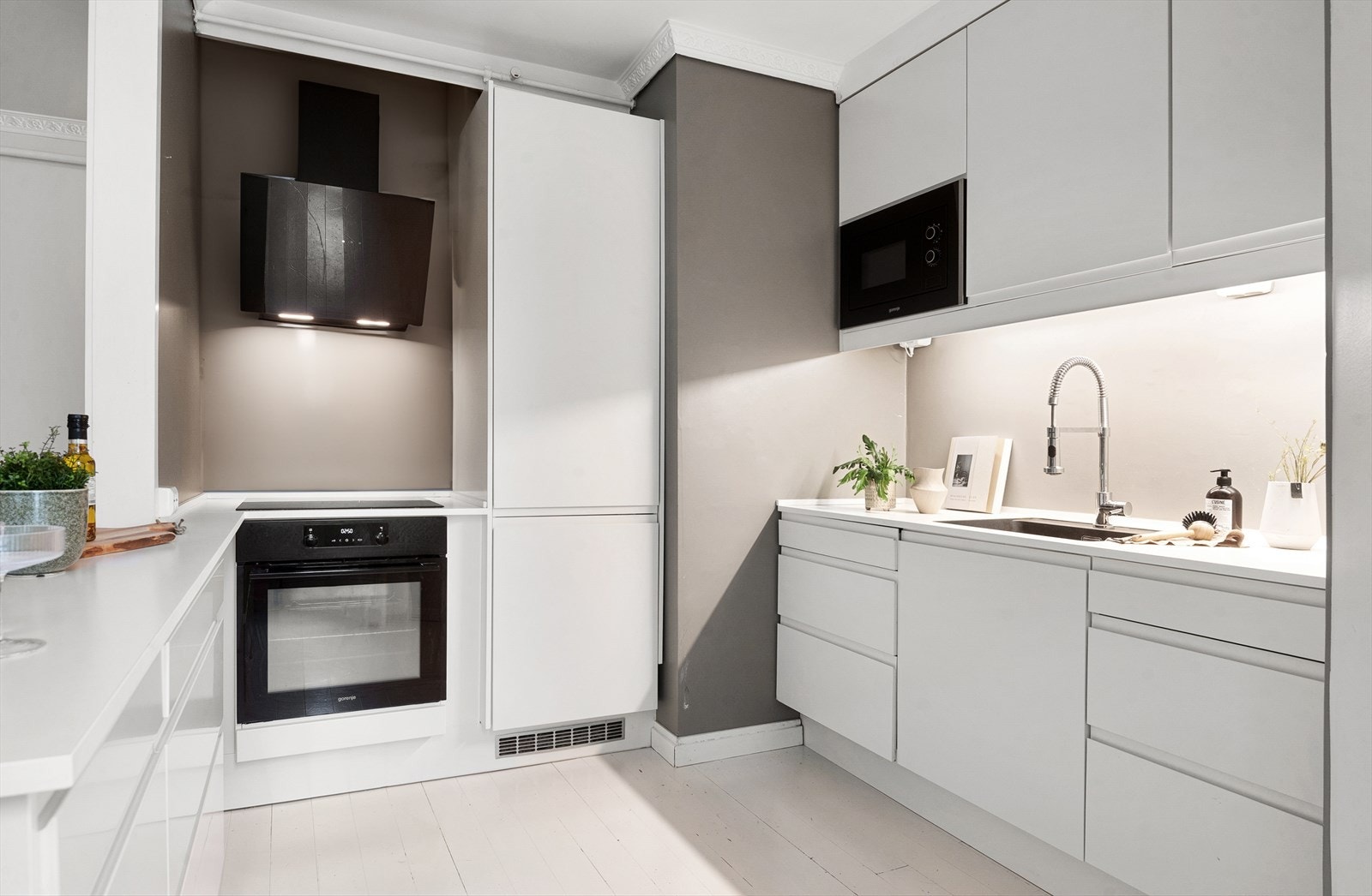 Kjøkkeninnredning med glatte fronter og foliert benkeplate. Galleribilde