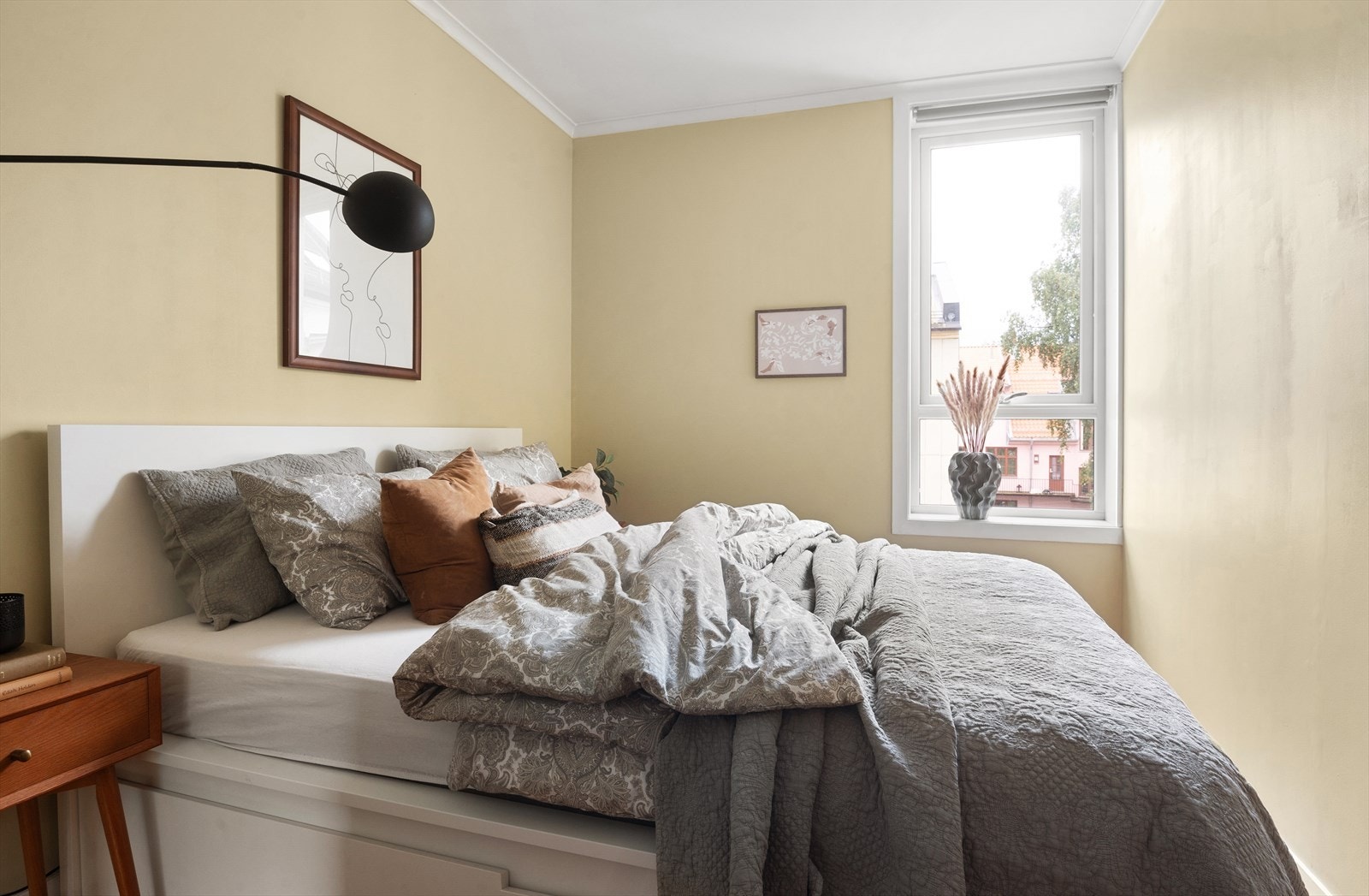 Hyggelig hovedsoverom vendt mot rolig bakgård. Galleribilde