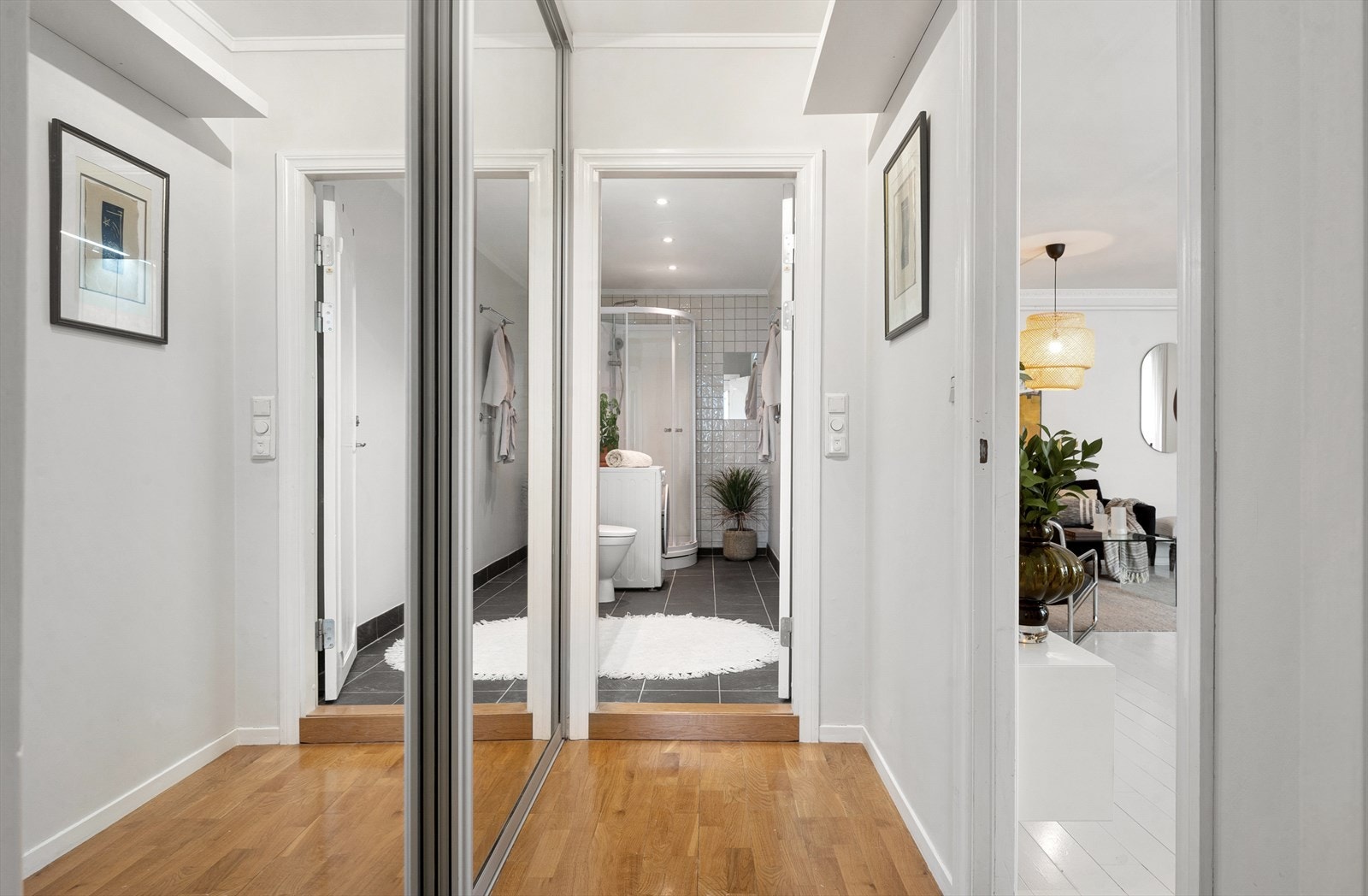 Praktisk og stort garderobeskap i gangen mellom badet og soverommet. Galleribilde