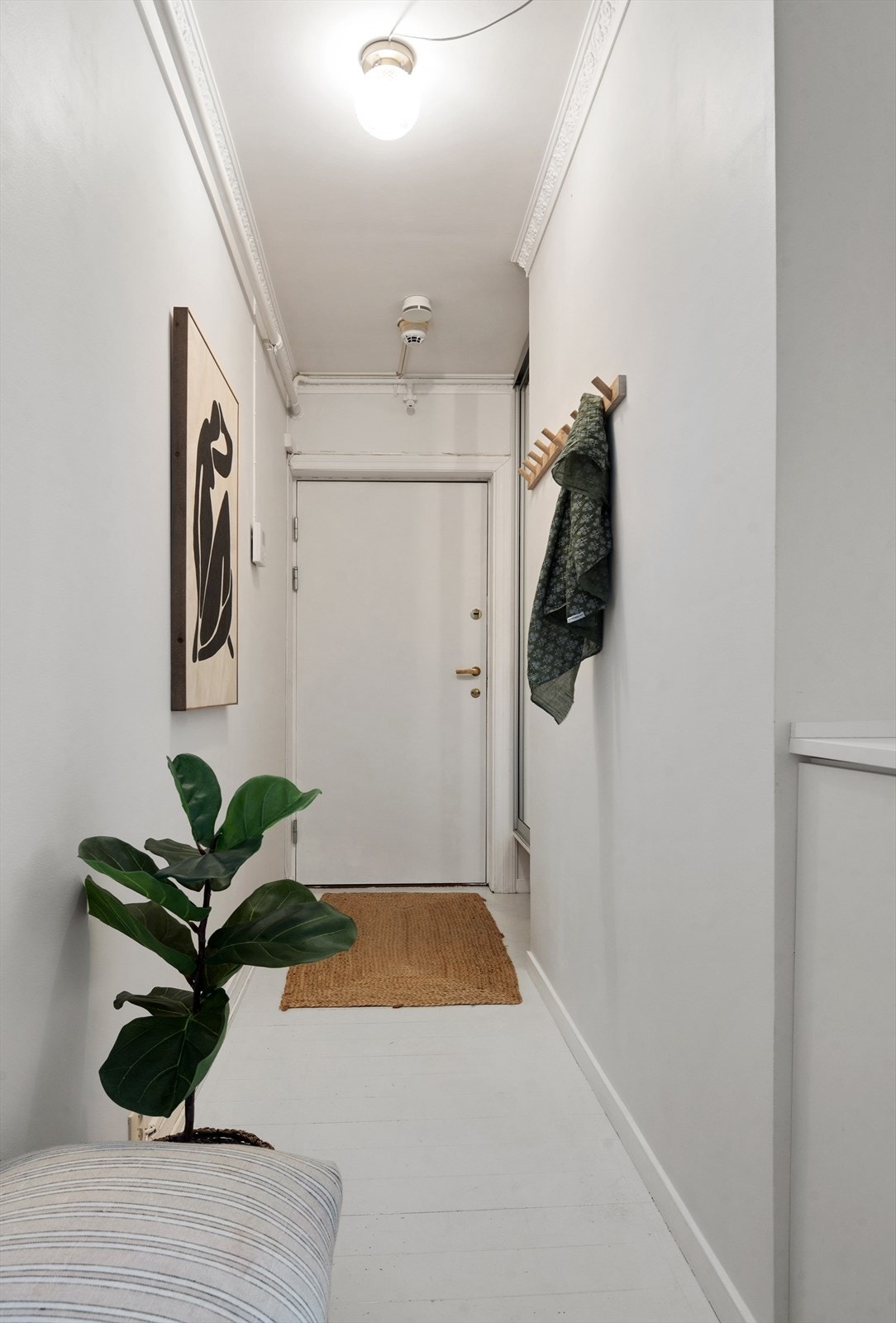 Velkommen inn! Stilren og innbydende entré som gir boligen ett godt førsteinntrykk. Galleribilde