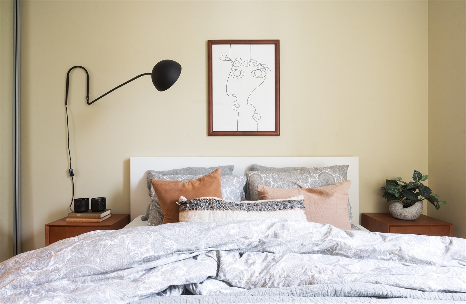 Soverommet er malt i en lun og moderne farge. Galleribilde