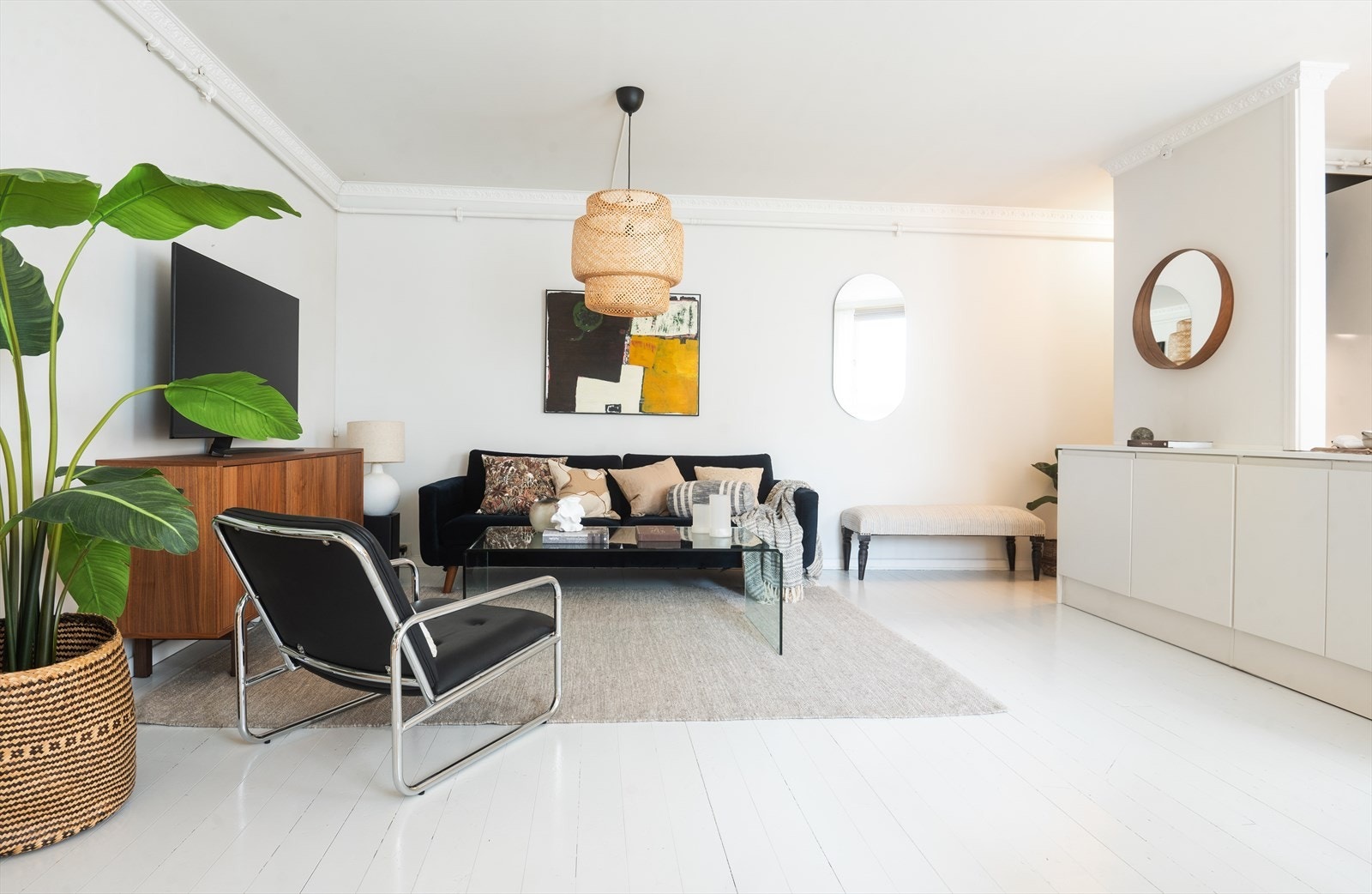 Her er det god plass til en sofaseksjon, tilhørende bord og annet ønskelig møblement. Galleribilde