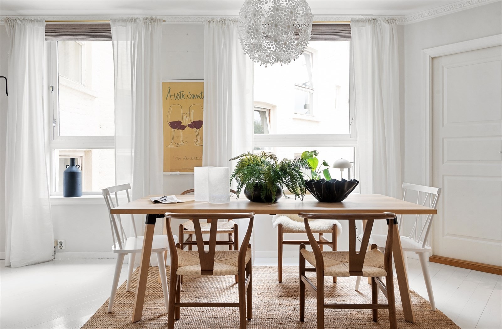 De store vindusflatene slipper inn rikelig mengder med dagslys. Galleribilde