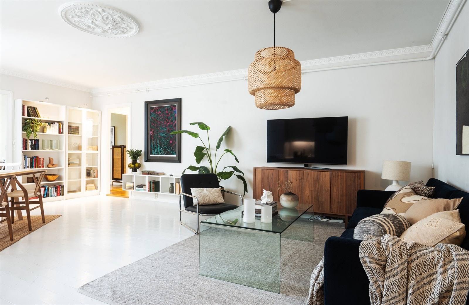 En lys og klassisk 3-roms selveierleilighet med populær beliggenhet på Grünerløkka! Galleribilde