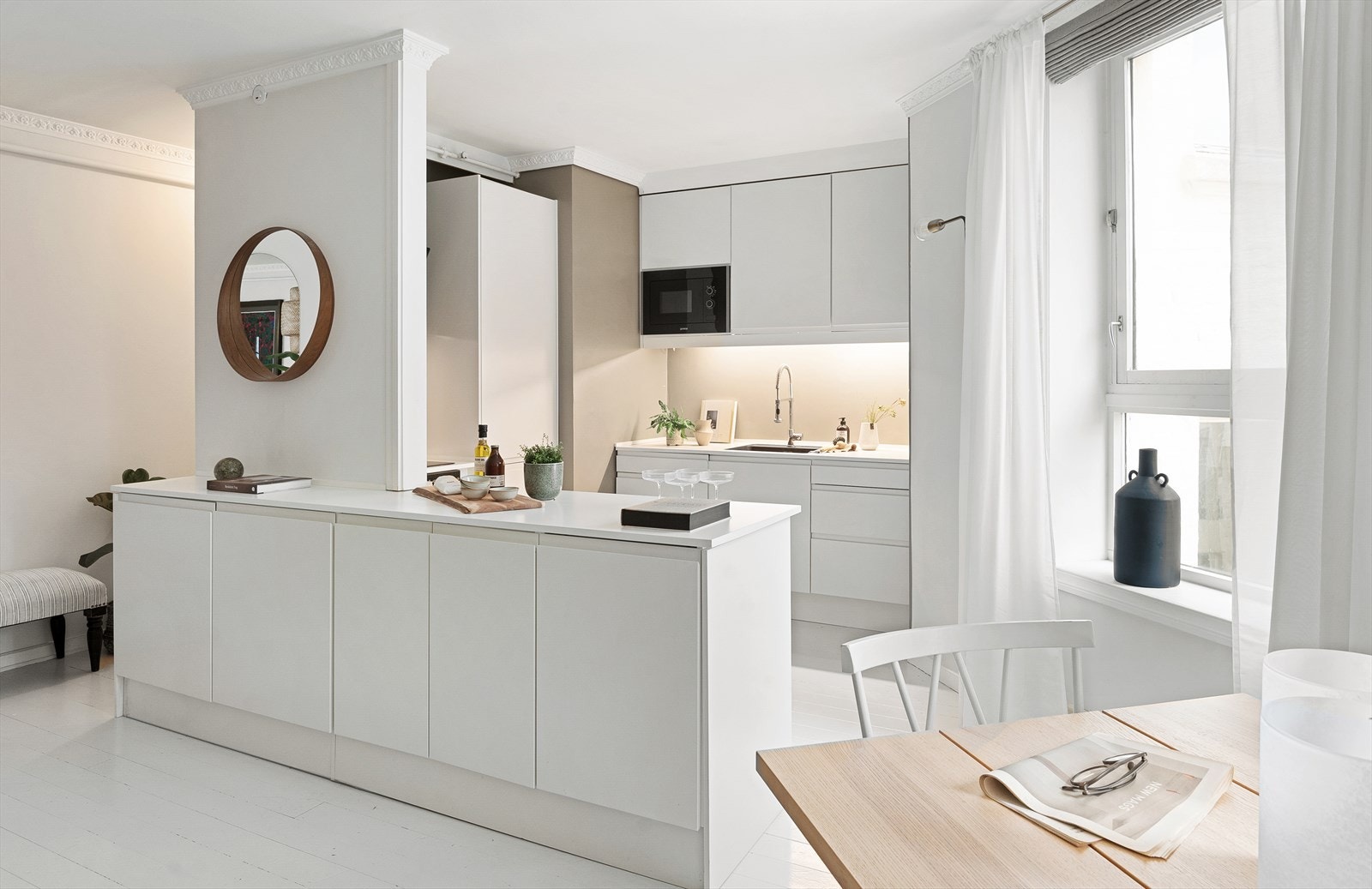 Med den praktiske kjøkkenøyen kan man lage gode måltider samtidig som man er sosial med gjestene. Galleribilde