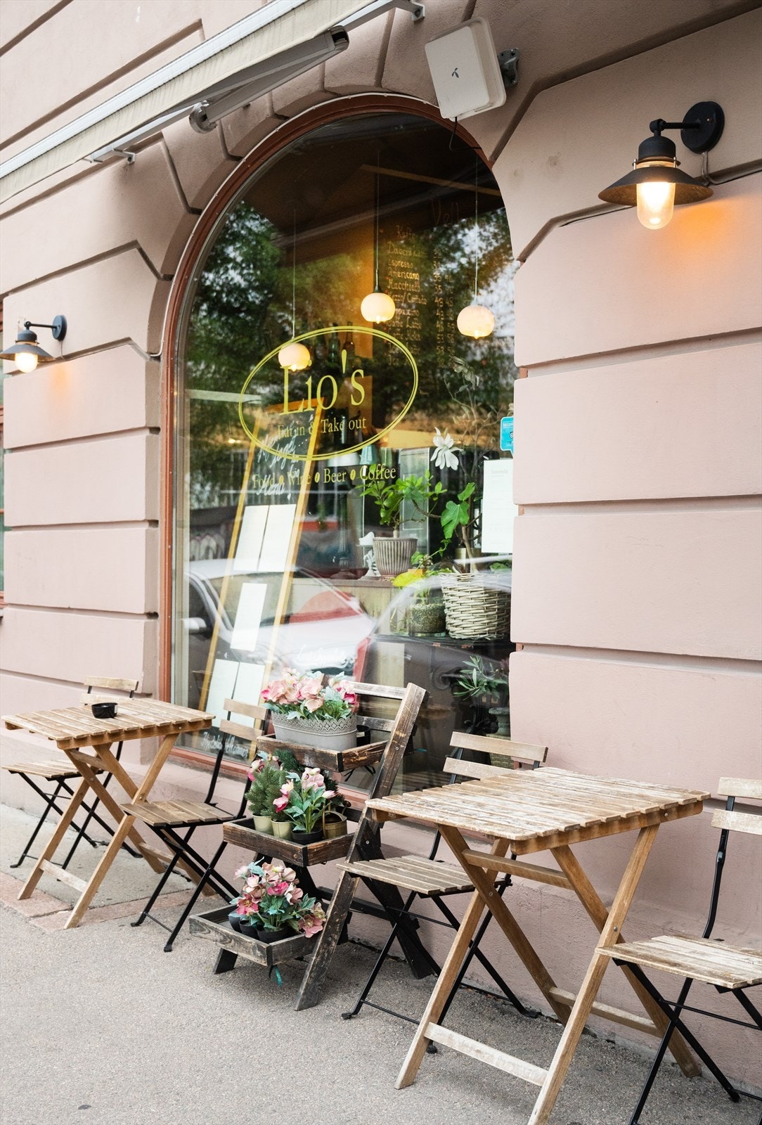 Sentralt og attraktivt beliggende på øvre del av Grünerløkka. "Løkka" en svært levende bydel med et yrende liv, spennende butikker, spisesteder og fine parker er like i nærheten. Galleribilde