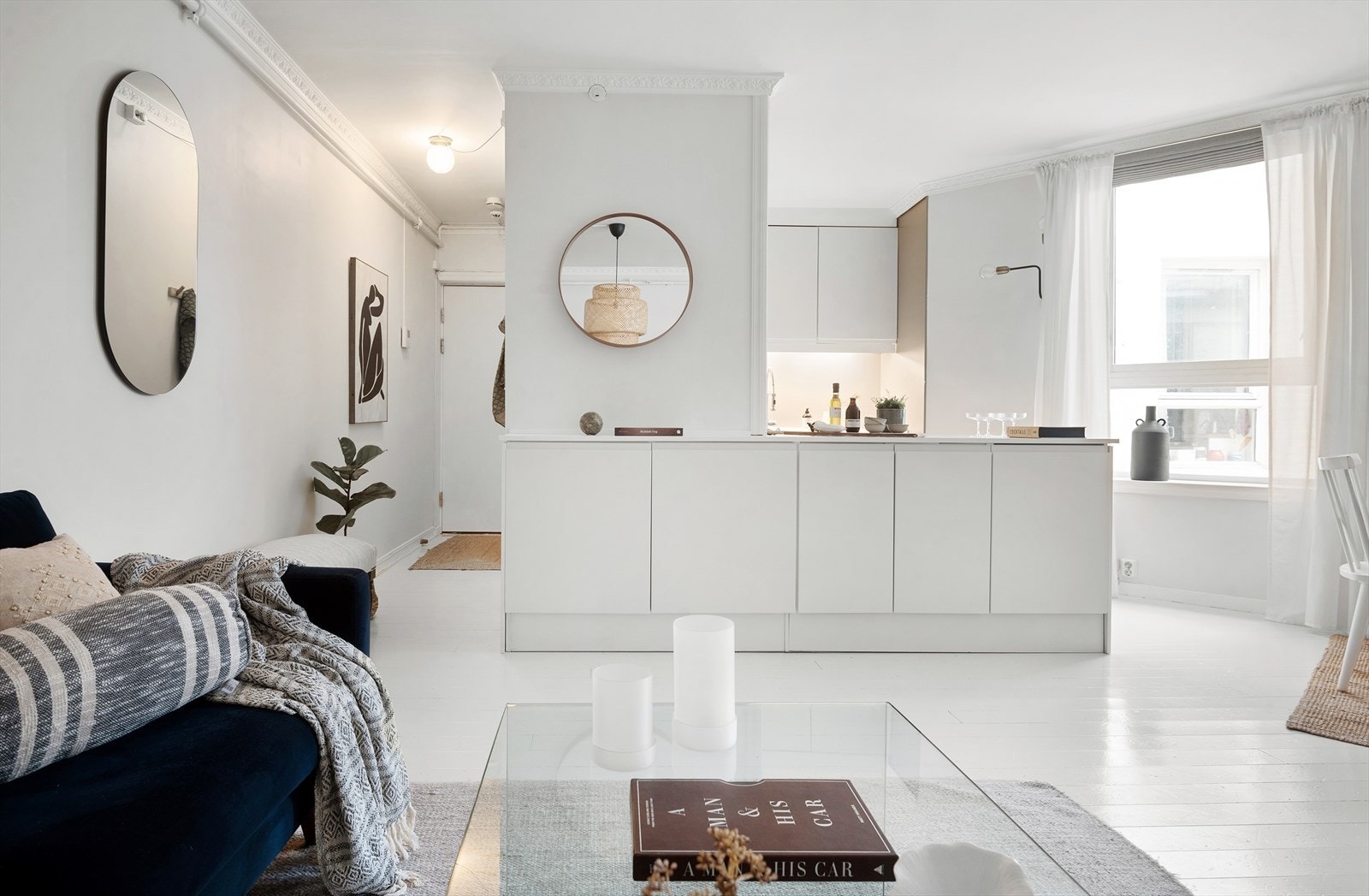 Kjøkkenet har en praktisk løsning med mye skap- og benkeplass. Galleribilde