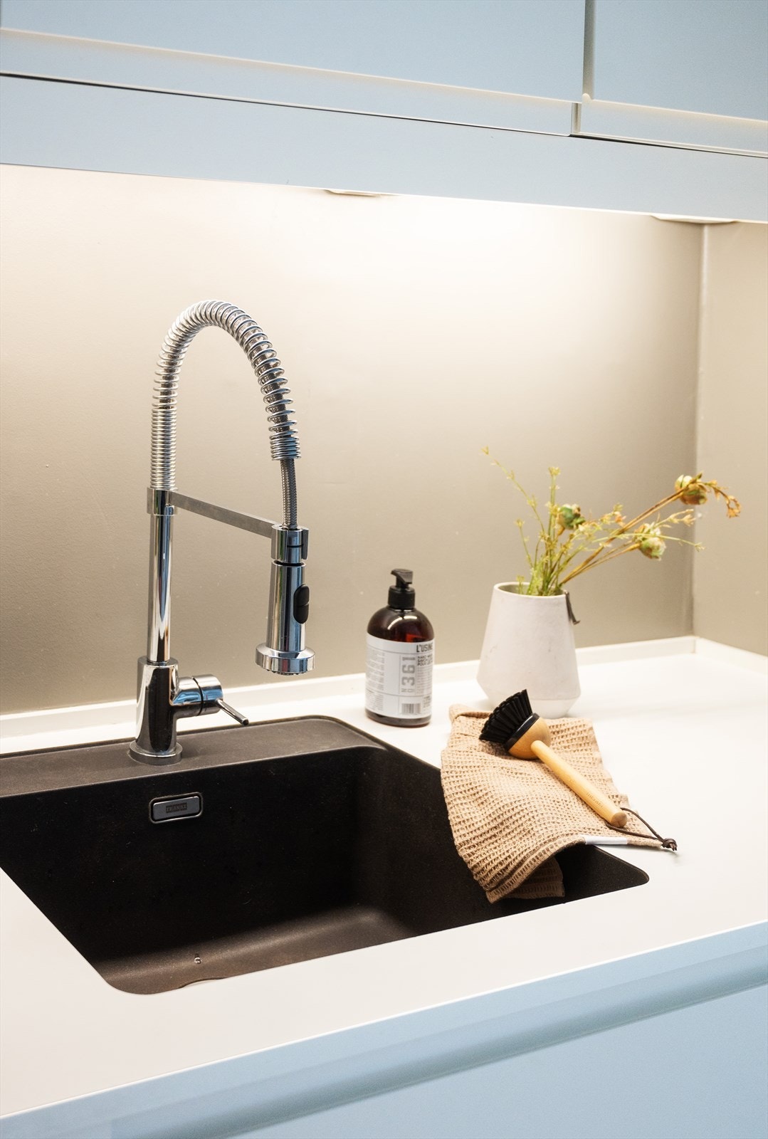 Kjøkkenet er fra 2019 og har derfor et tidsriktig og innbydende preg. Galleribilde