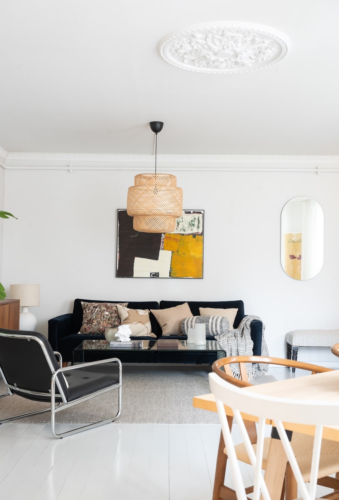 I taket er det en flott rosett, samt stukkatur som setter prikken over i'en for det klassiske uttrykket i det hvitmalte rommet. Galleribilde