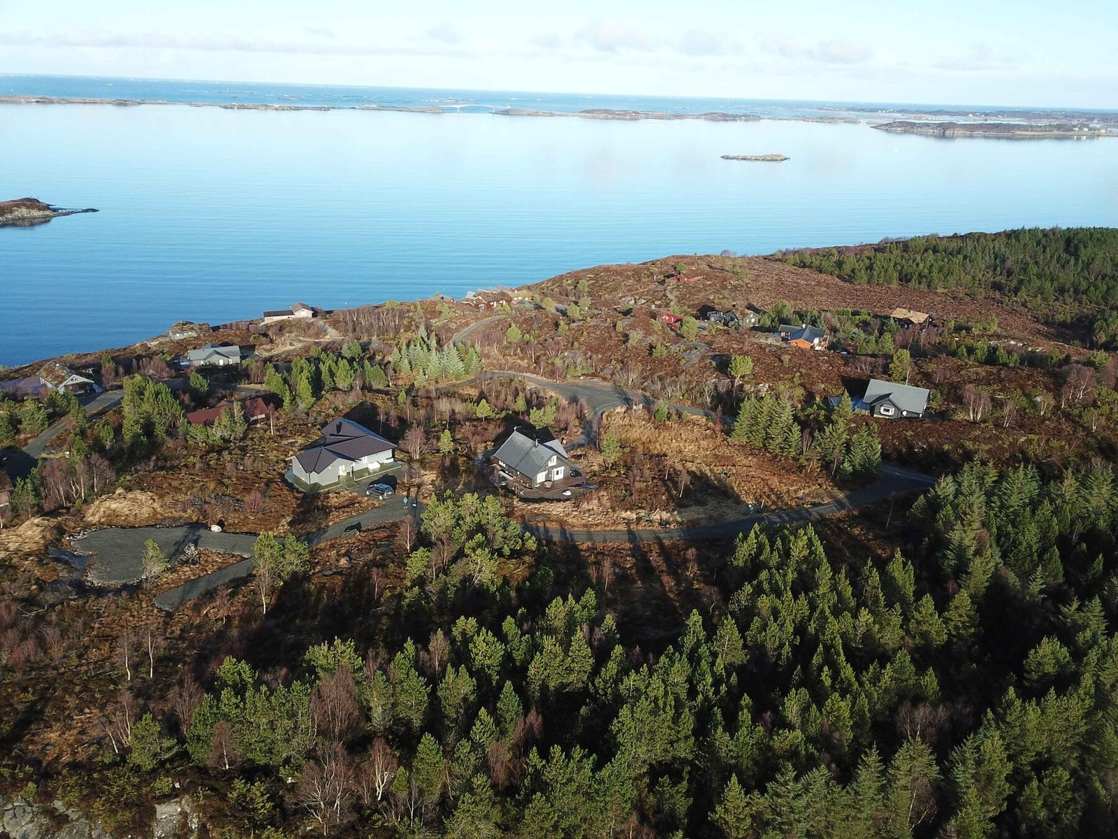 Dronefoto over tomteområdet. Atlanterhavsveien sees ut mot havet Galleribilde