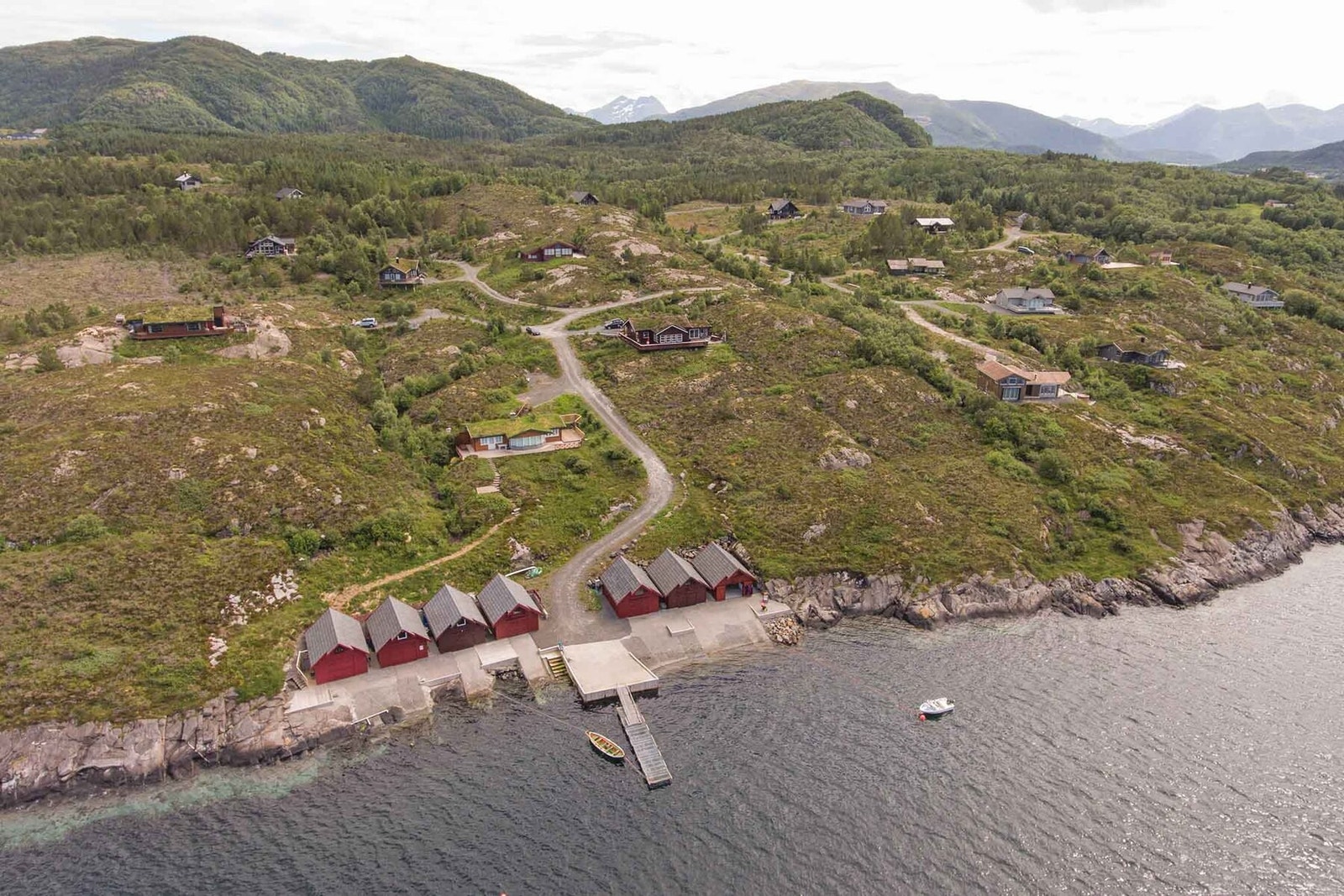 Dronefoto over tomtene med fjellene bak. Foto fra 2016 Galleribilde