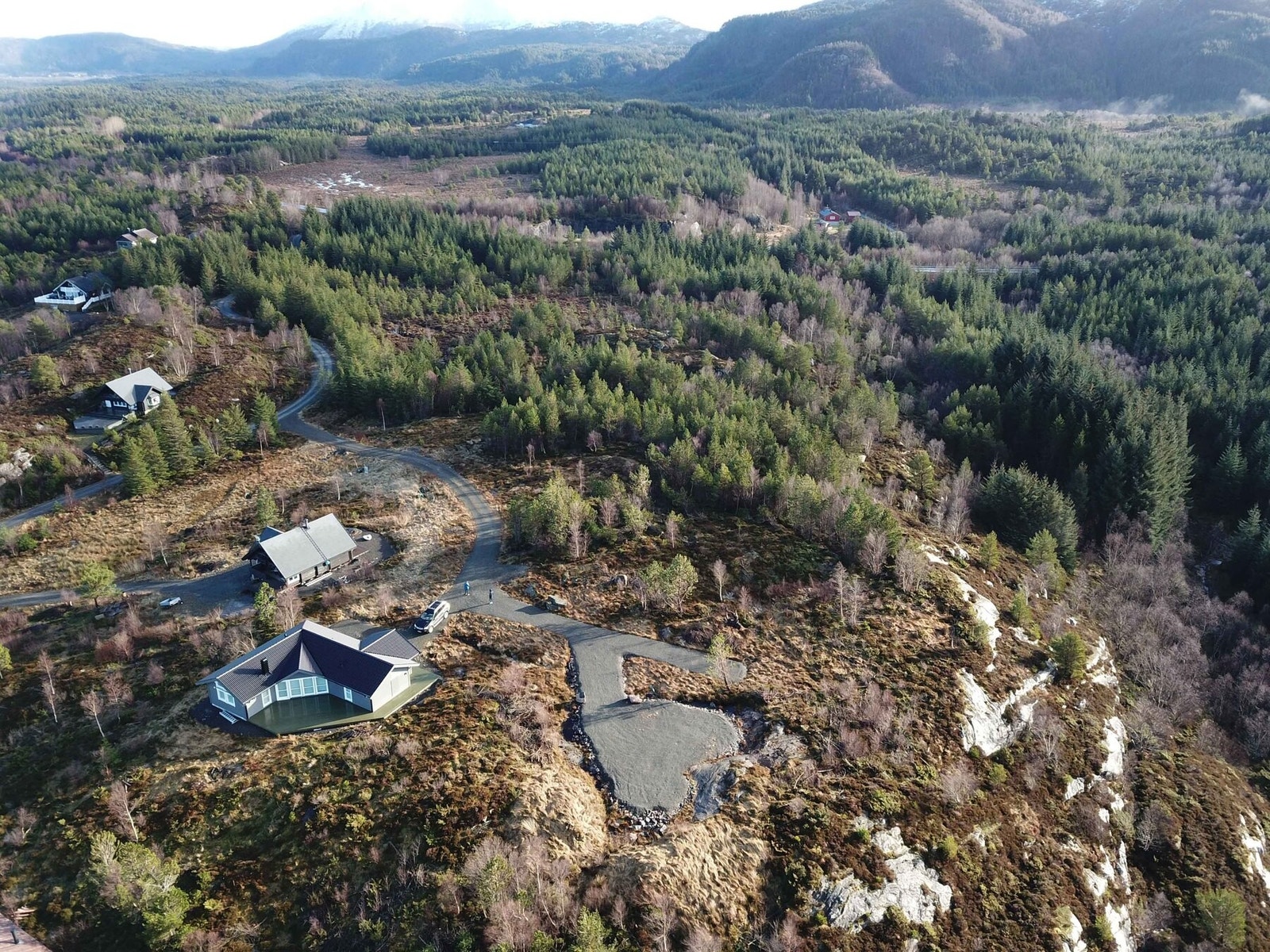 Fra tomteområdet mot fjellene bak Galleribilde