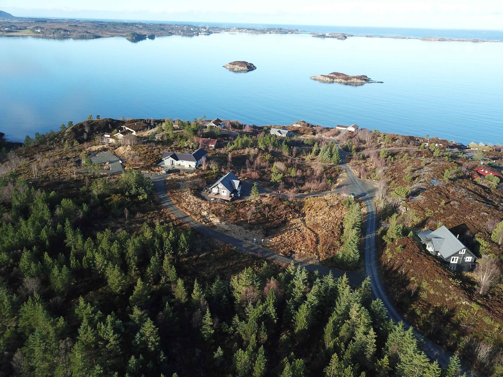 Dronefoto over tomteområdet. Atlanterhavsveien sees ut mot havet Galleribilde