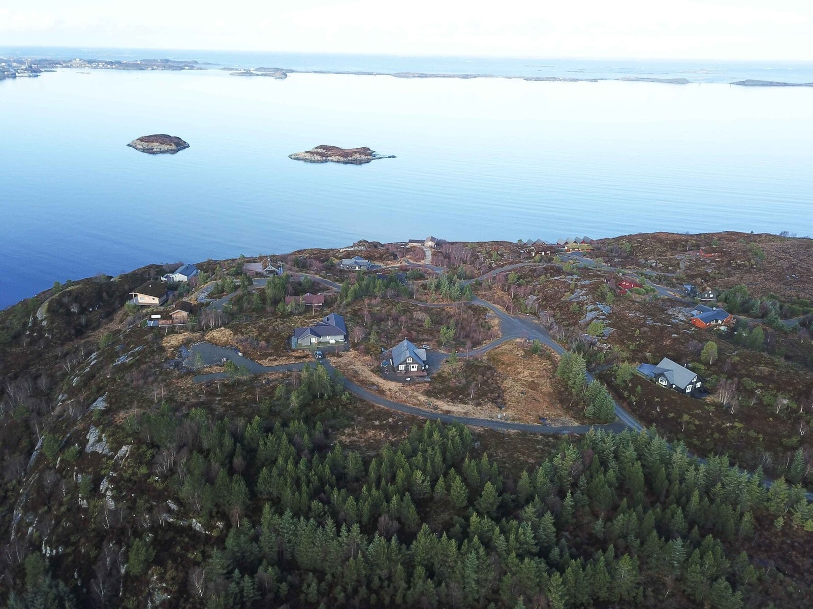 Dronefoto over tomteområdet. Atlanterhavsveien sees ut mot havet Galleribilde