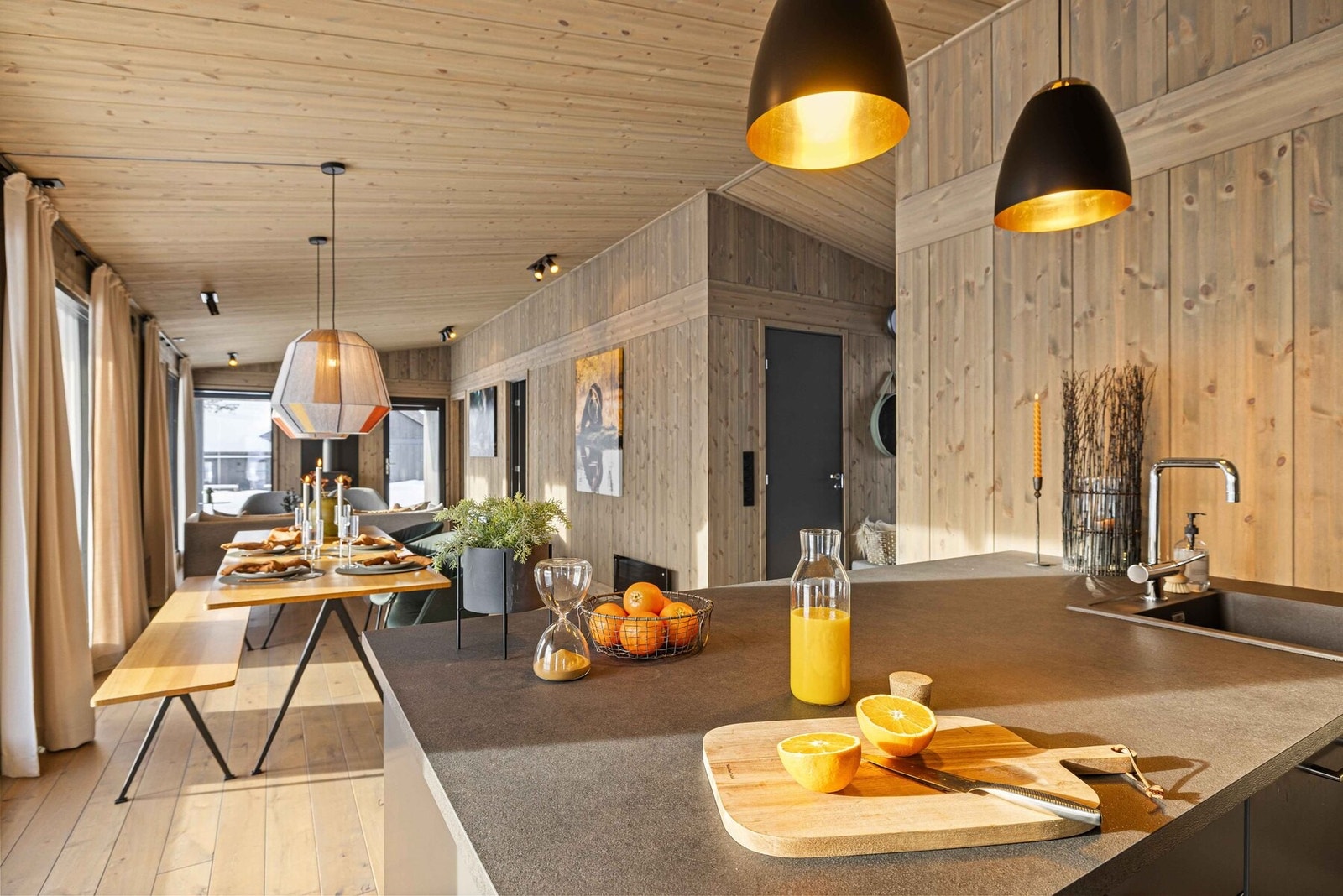 Delikate farger, heltre panel og her med eikegulv. Foto fra en av våre visningshytter Galleribilde