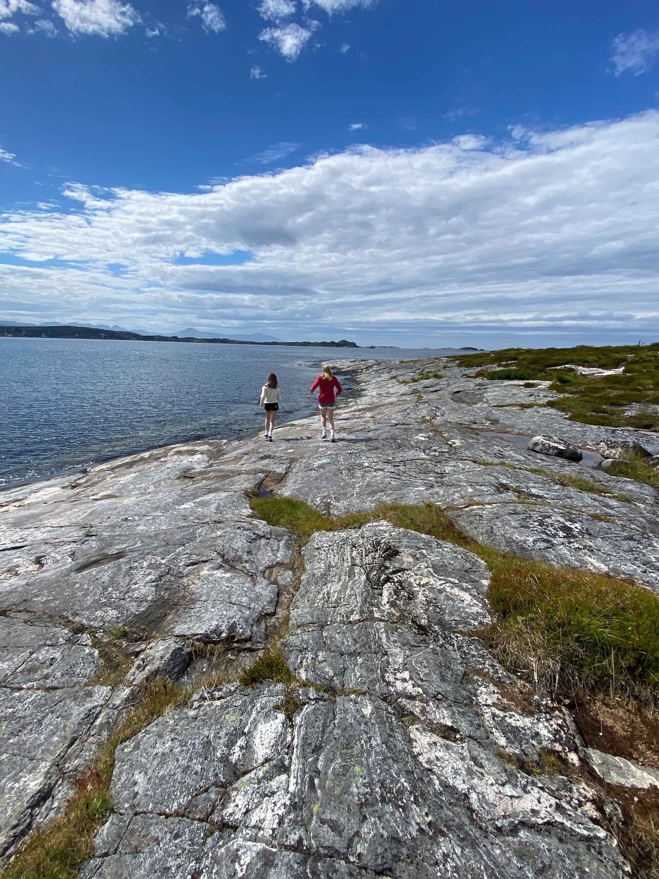 Området ved Atlanterhavsveien på Averøya byr på flott landskap Galleribilde