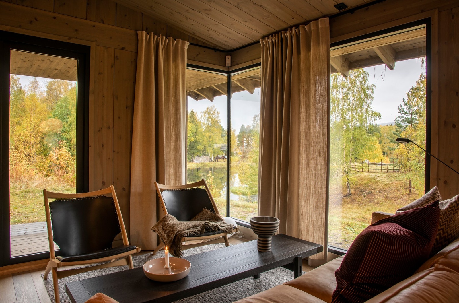 Hjørnevinduer gir et flott utsyn til naturen og utsikten. Foto fra en av våre visningshytter Galleribilde