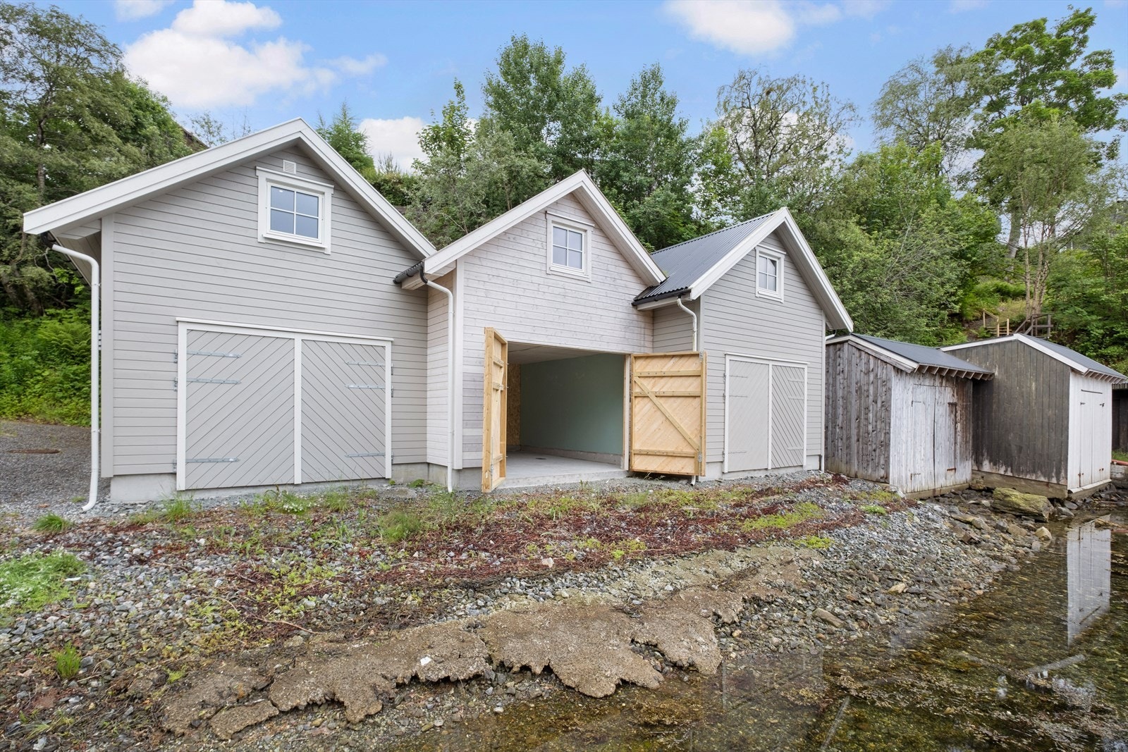 Det er muligheter for å kunne oppbevare båt om vinteren i naustet Galleribilde