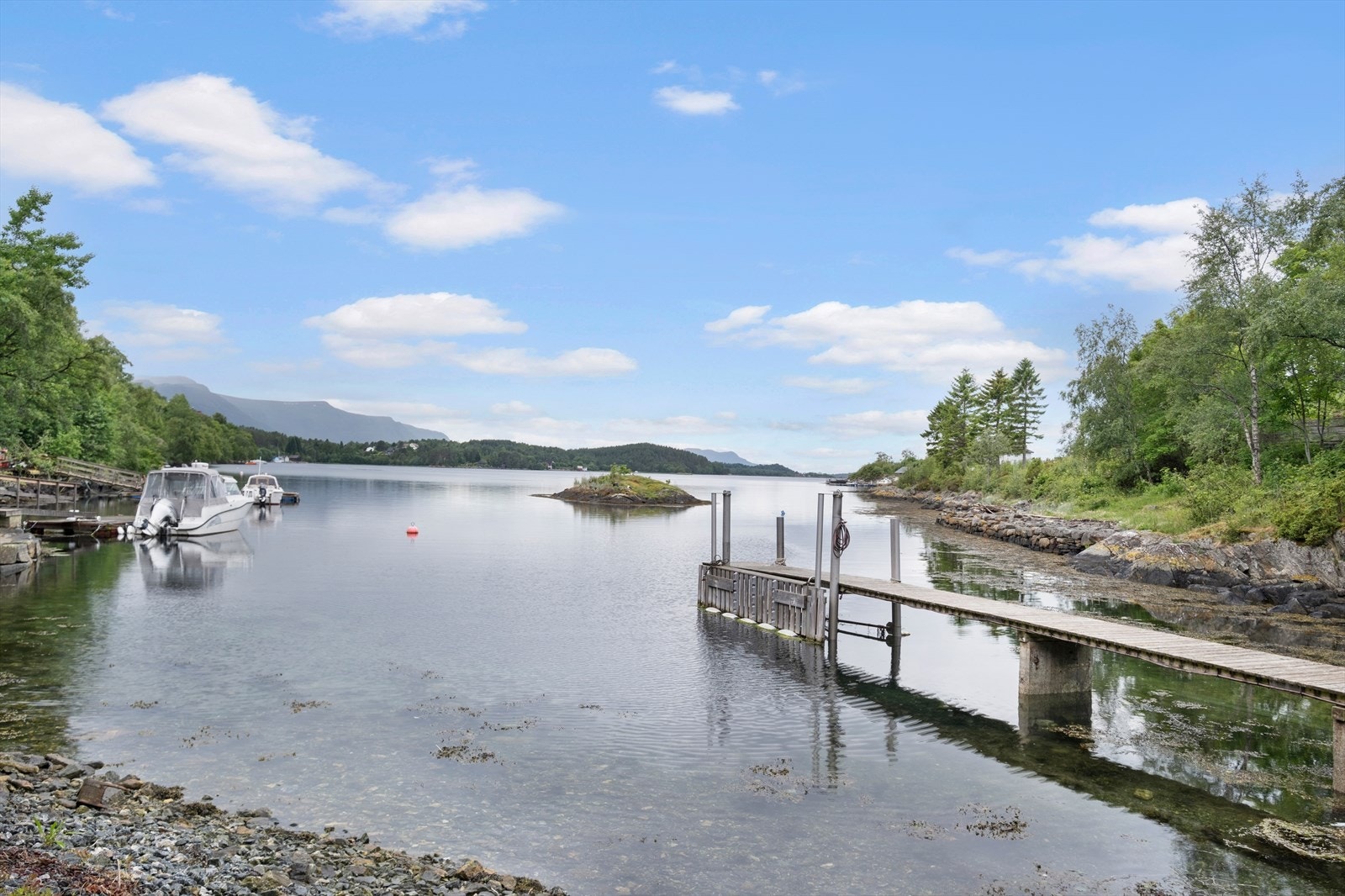 Området byr på utmerkede fiskemuligheter og et rikt båtliv Galleribilde