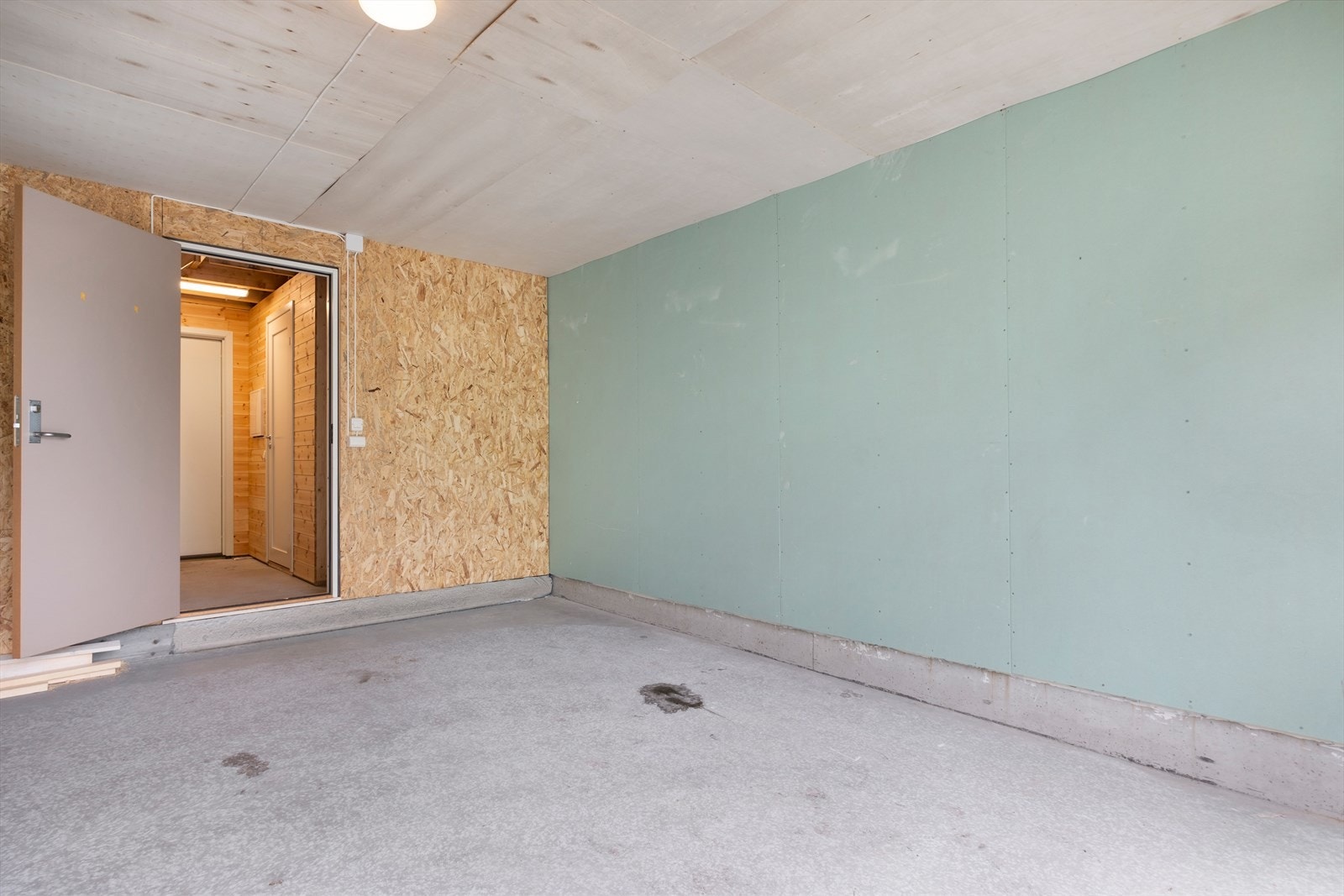 Innvendig er gulv støpt mot loftstue og makte vegger i tre. Galleribilde