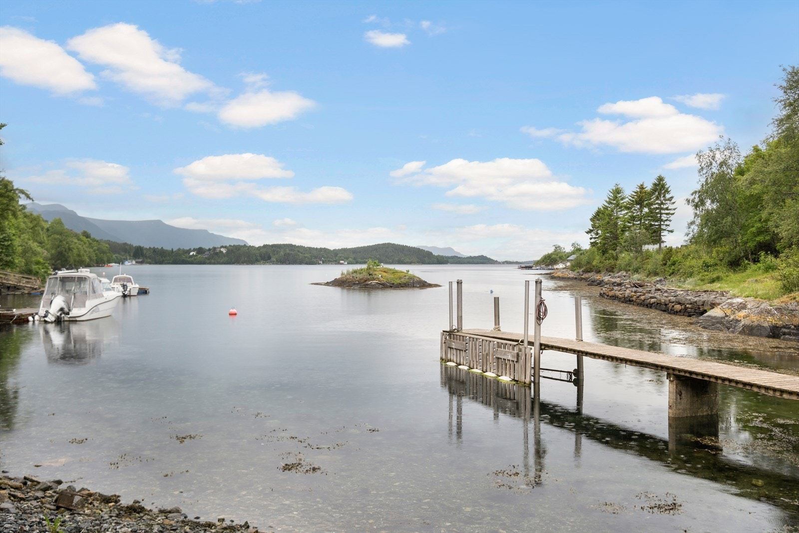 Flott naust i fine omgivelser Galleribilde