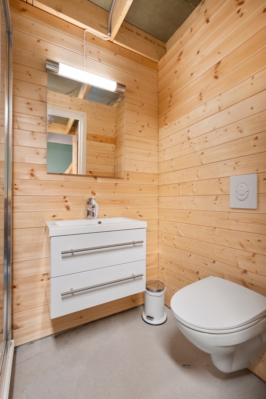 Tidløst bad med vegghengt w/c og servant Galleribilde