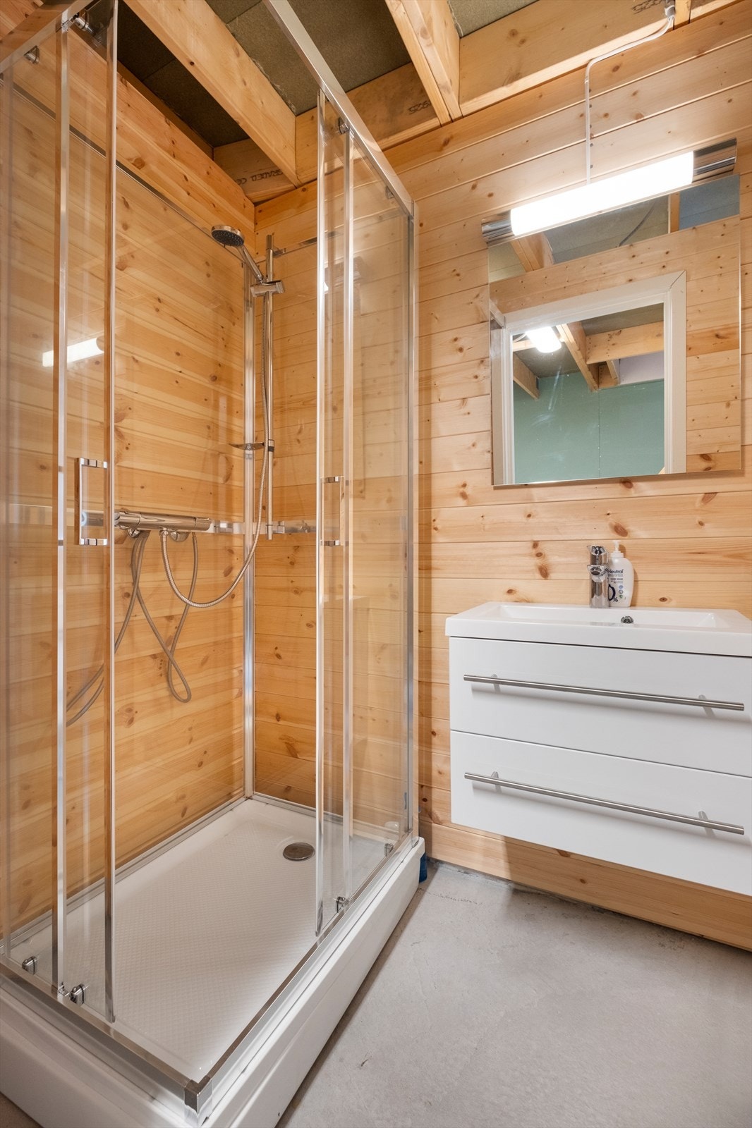 Det er innlagt vann og dusjkabinett Galleribilde