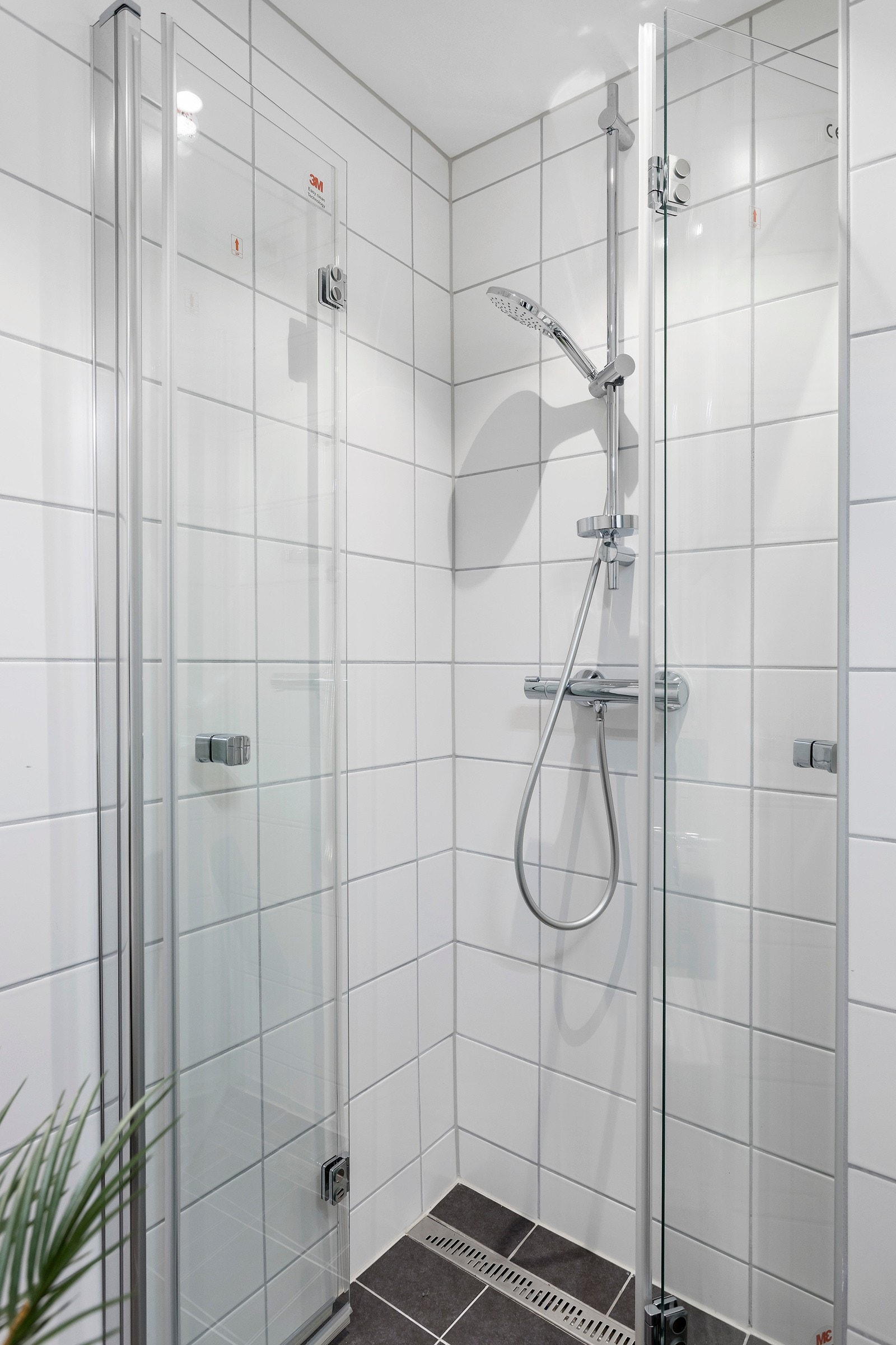 Badet har et dusjhjørne med innfellbare glassdører, dusjarmatur tilkoblet hånddusj. Galleribilde