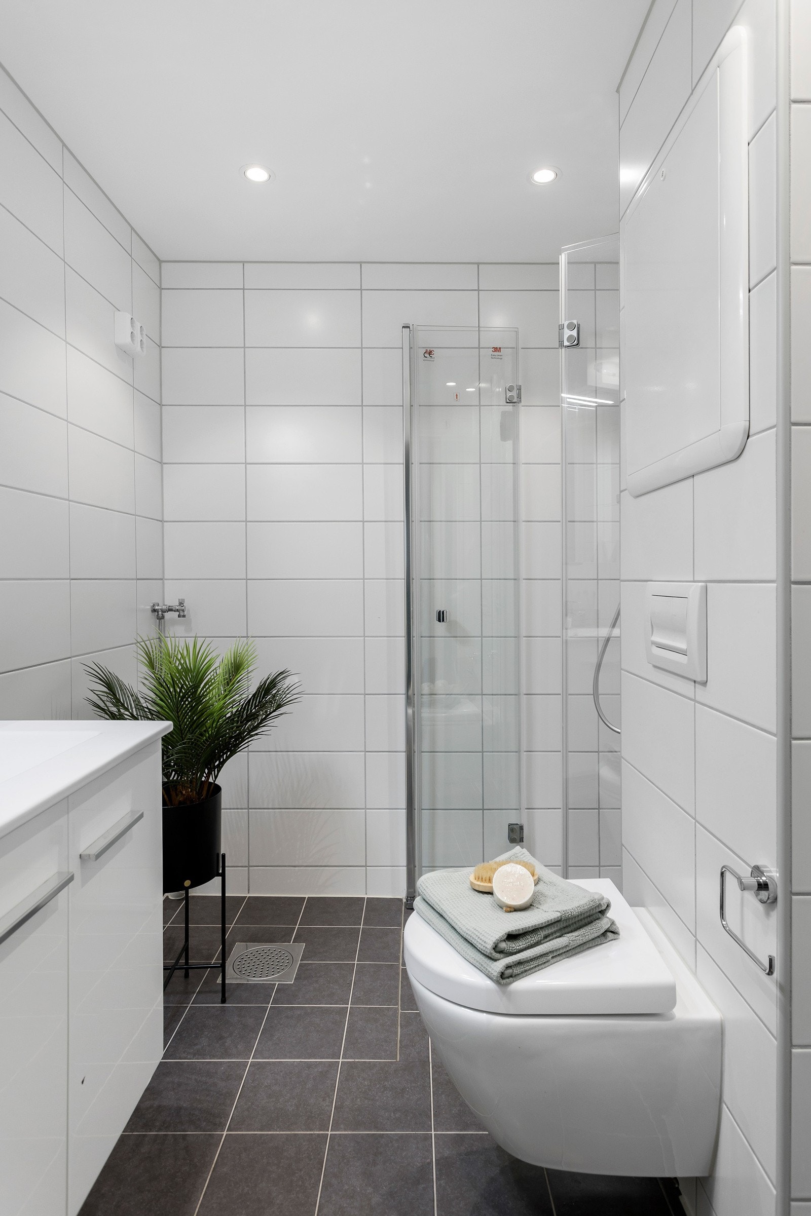 Pen badersomsrinnredning med god plass til oppbevaring av personlige artikler. Galleribilde