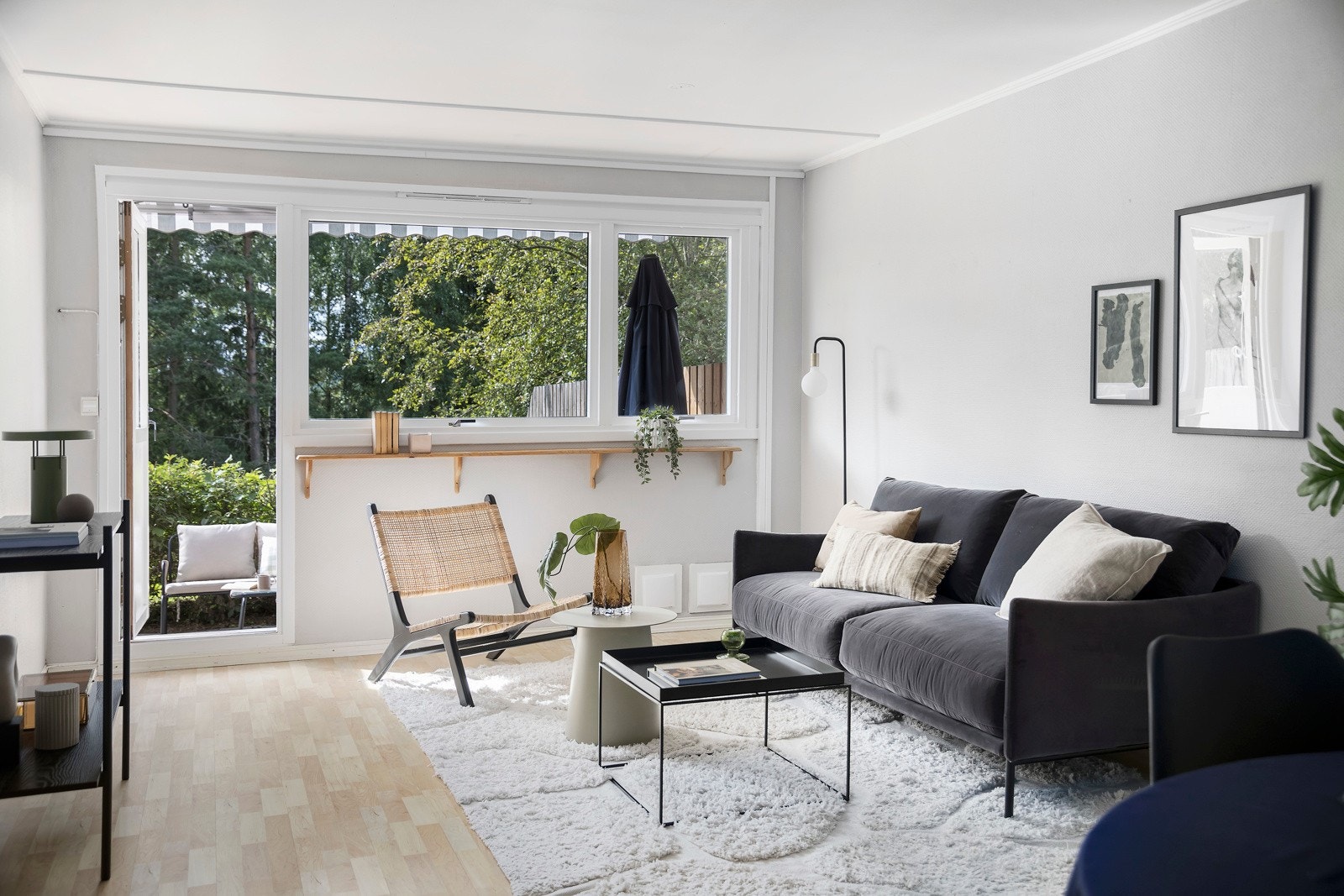 De store vindusflatene bidrar til at stuen får rikelig med naturlig lysinnslipp som gir en god romfølelse. Galleribilde