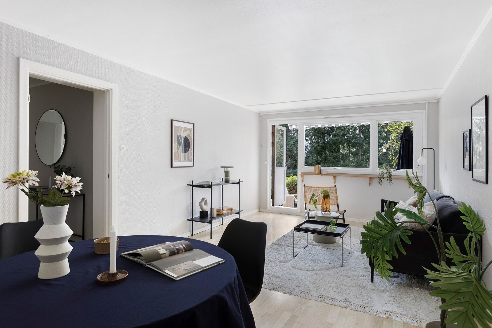 Stuen er av svært god størrelse og har plass til sofaseksjon og diverse møblement. Galleribilde