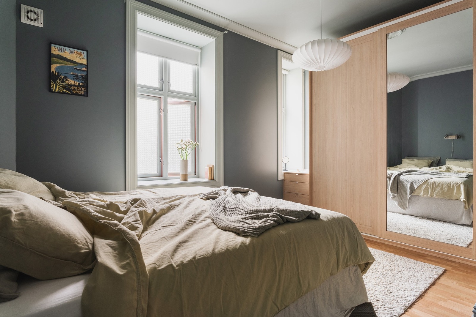 God plass til dobbeltseng og nattbord. Galleribilde