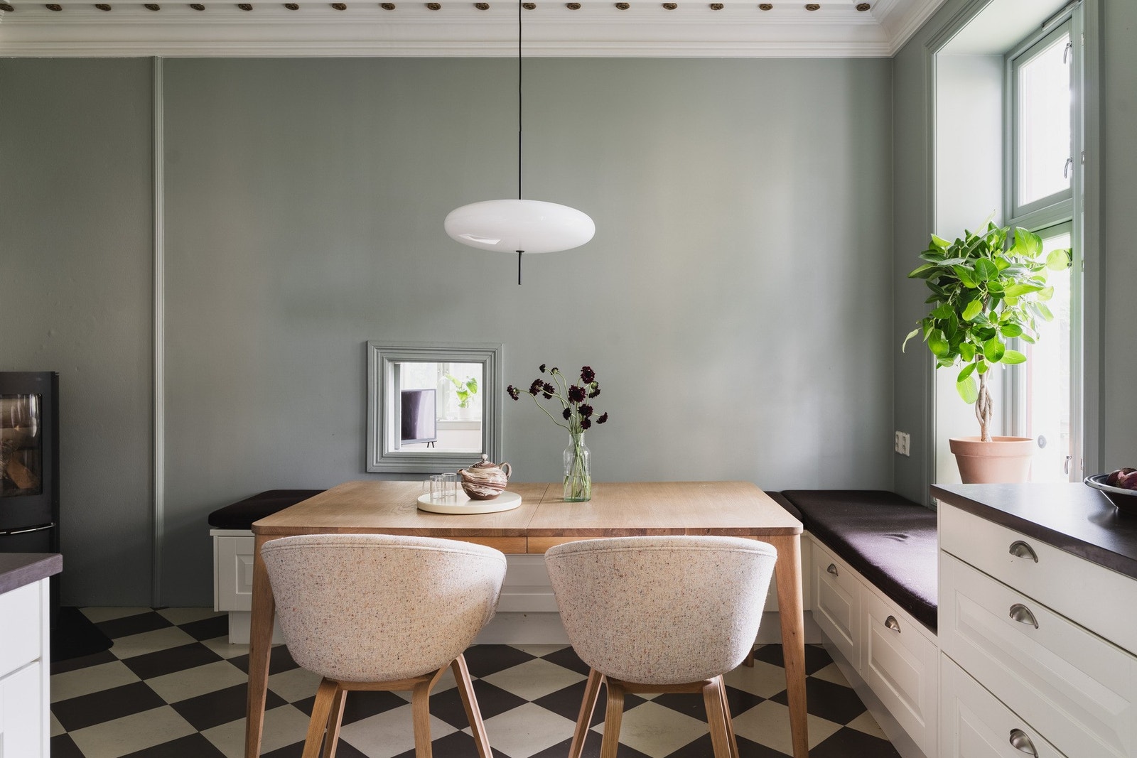 God plass for måltidene. Varmekabler i gulv. Galleribilde