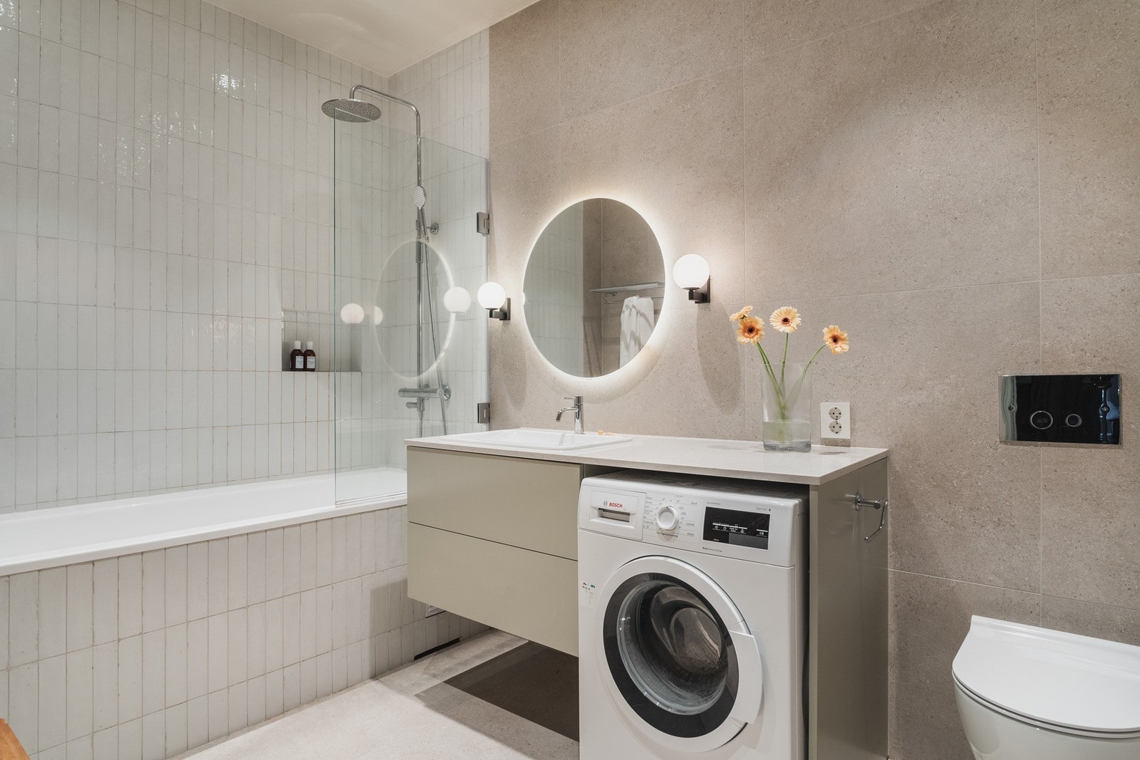 Smart utforming med egen nisje for vaskemaskin. Galleribilde