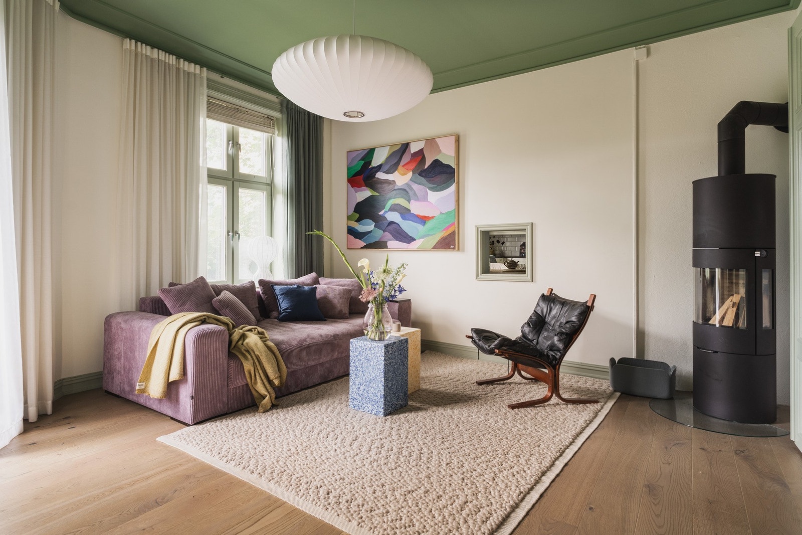 Nydelig hjørnestue med romslig areal og peisovn fra 2022.. Galleribilde