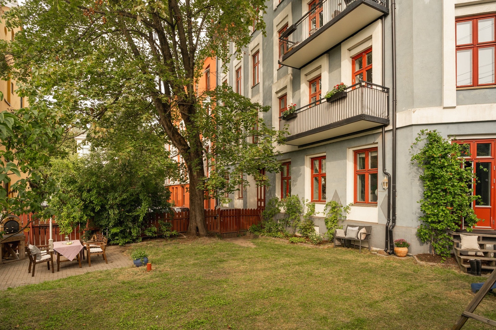 Nydelig felles bakhage med plen og beplantning. Galleribilde