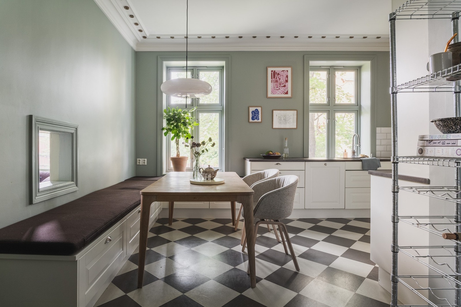 Tilbaketrukket kjøkken med hyggelig plassbygget spiseplass. Galleribilde