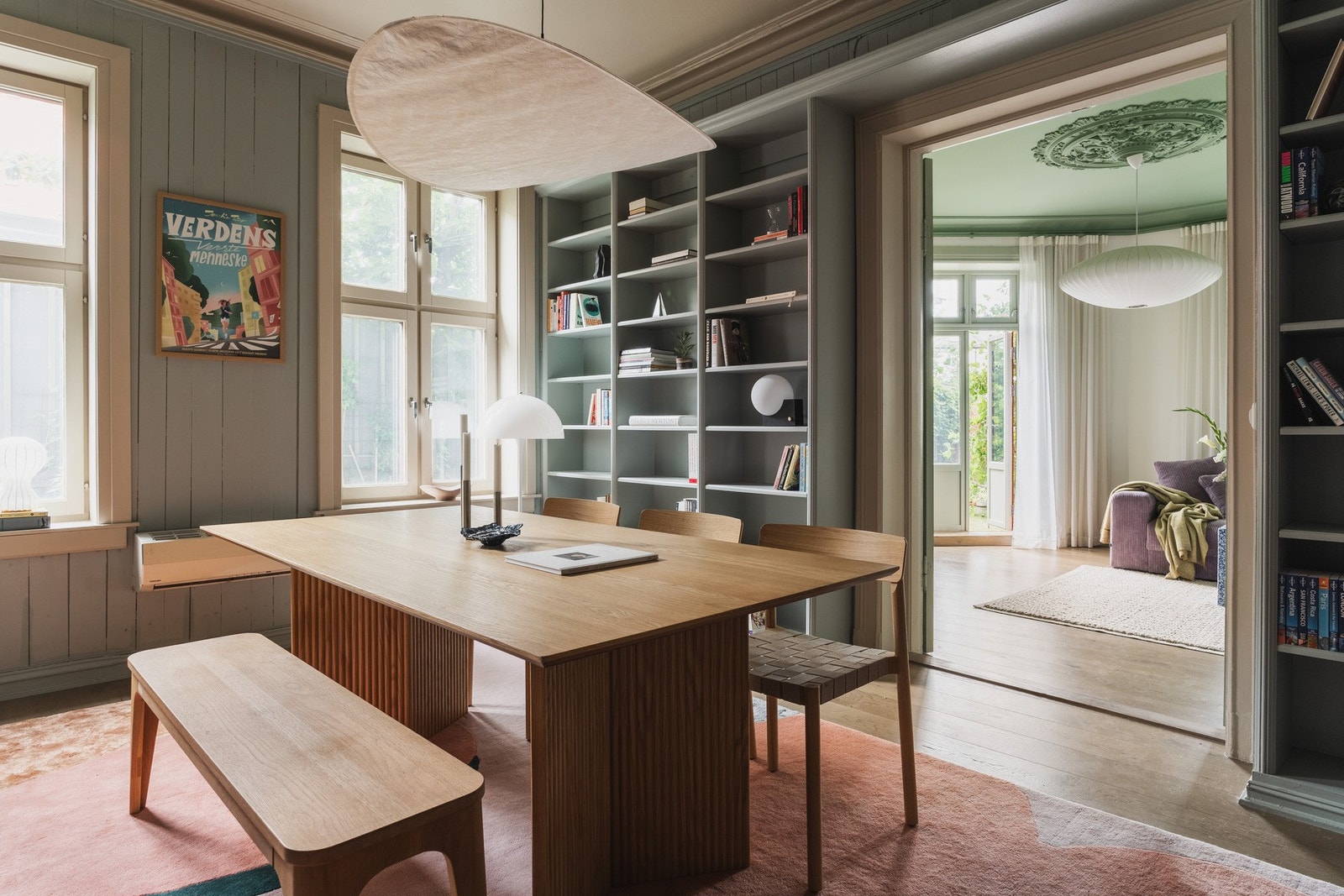 Lys og romslig spisestue med god plass til et langstrakt spisebord. Galleribilde