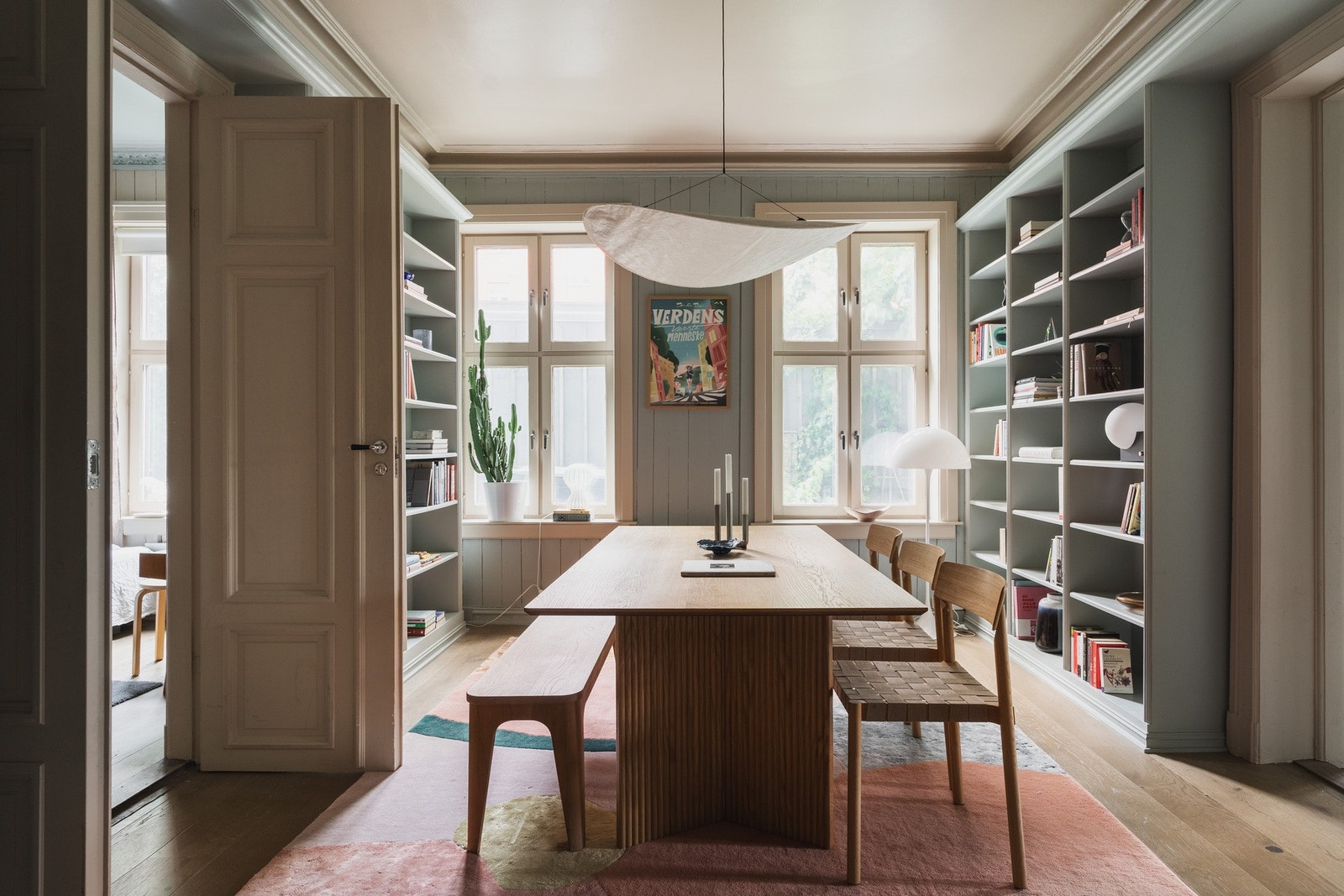 Dekorative plassbygde hyller. Galleribilde