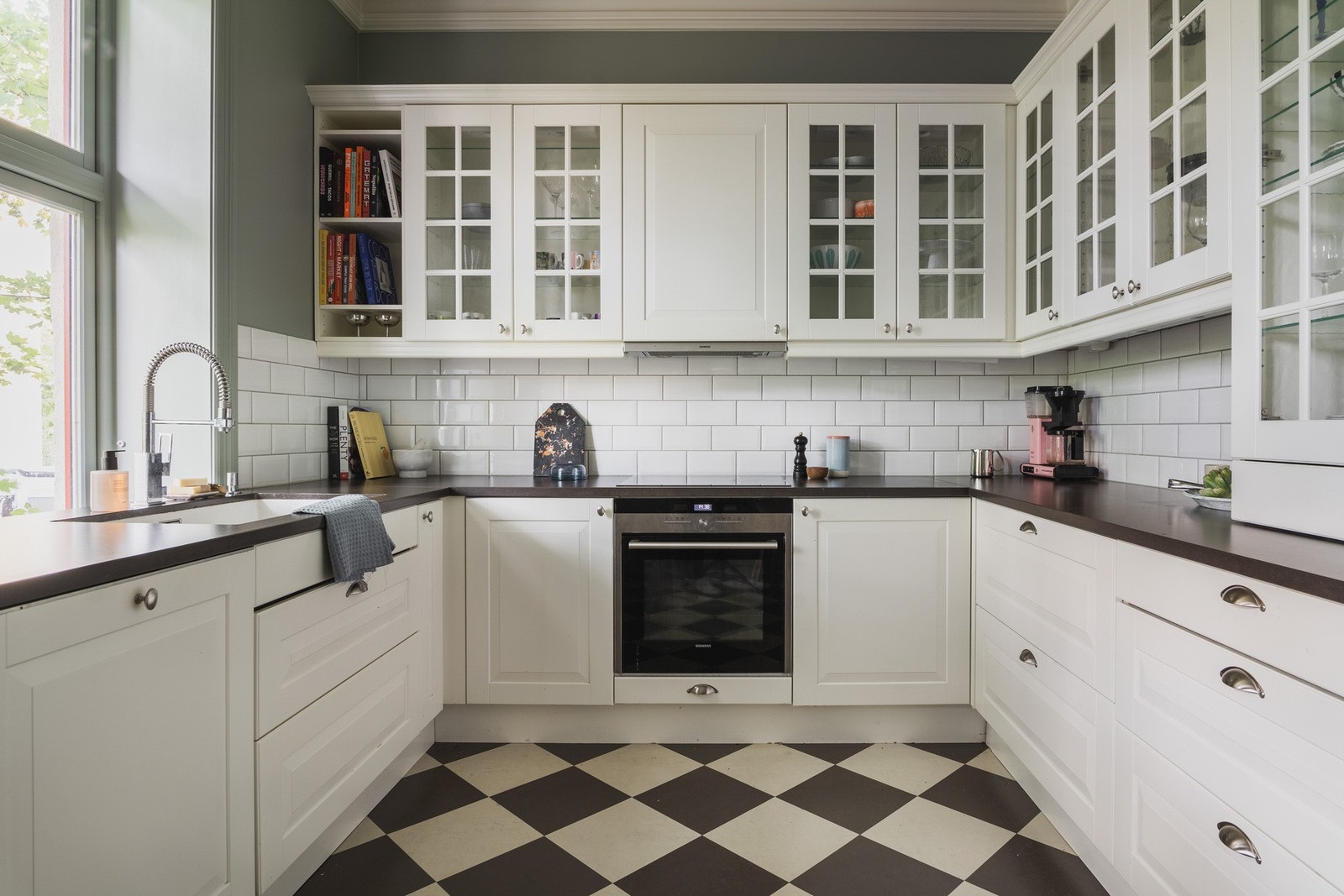 Stilren innredning fra 2015 med klassisk profileringer og mye lagringsplass. Galleribilde