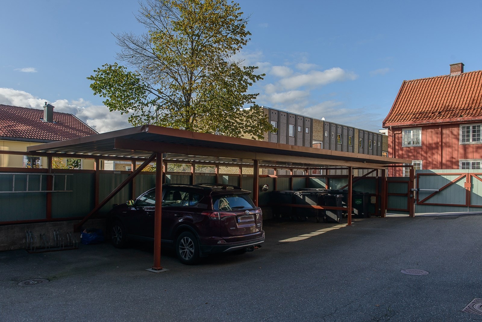 Leiligheten disponerer egen biloppstillingsplass i felles carportanlegg. Galleribilde