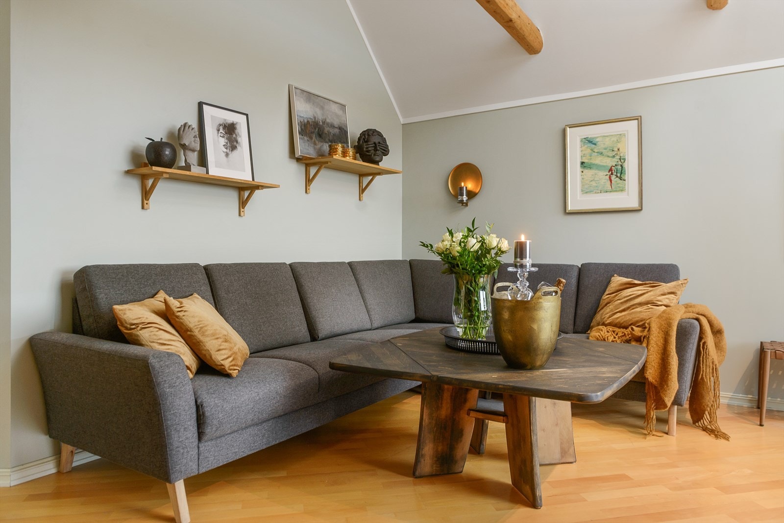God plass til sofagruppe med bord i stua. Galleribilde
