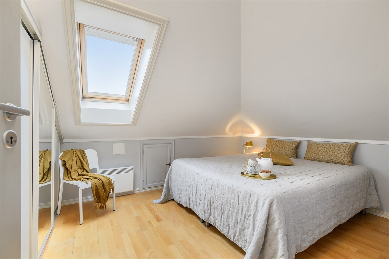 Leiligheten har ett soverom som er godt og romslig. Nytt velux-vindu her. Galleribilde