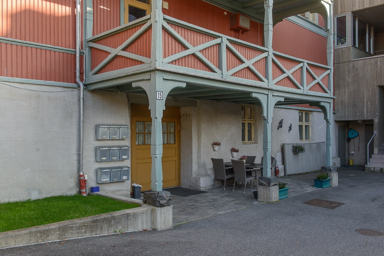 Det er felles inngang i bakgården. Det er heis opp til leiligheten hvis ønskelig. Galleribilde