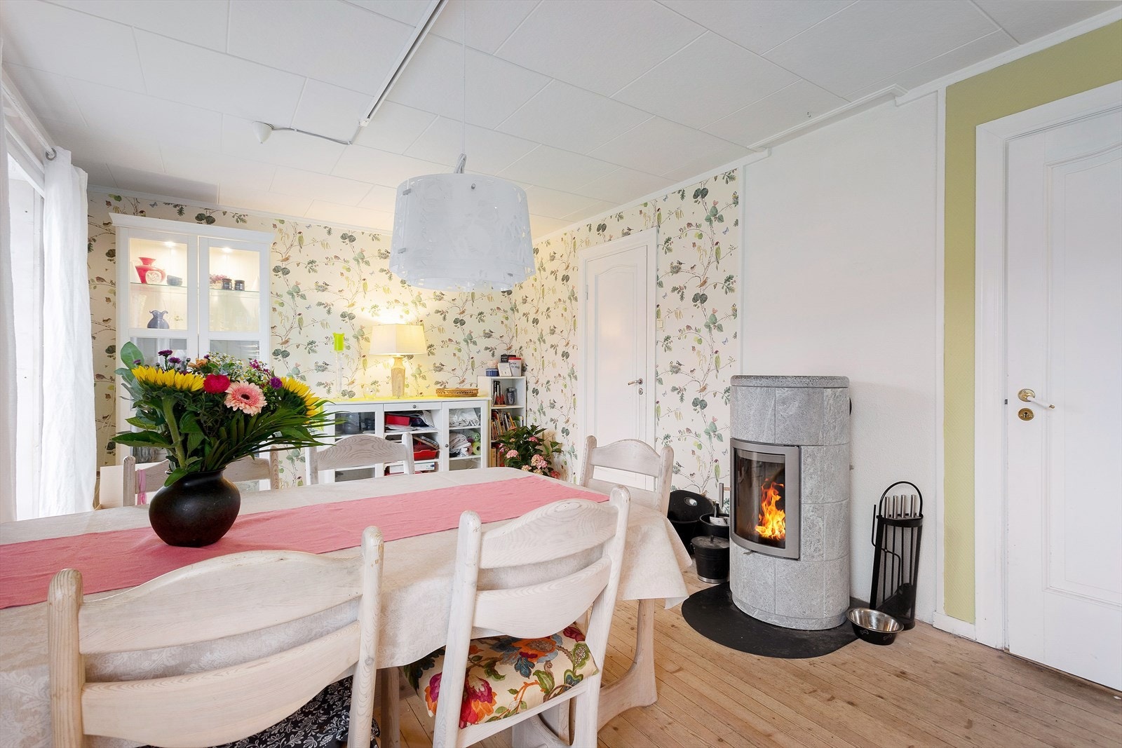 Adskilt spisestue med ildsted, der hele familien kan samles til et godt måltid. Galleribilde